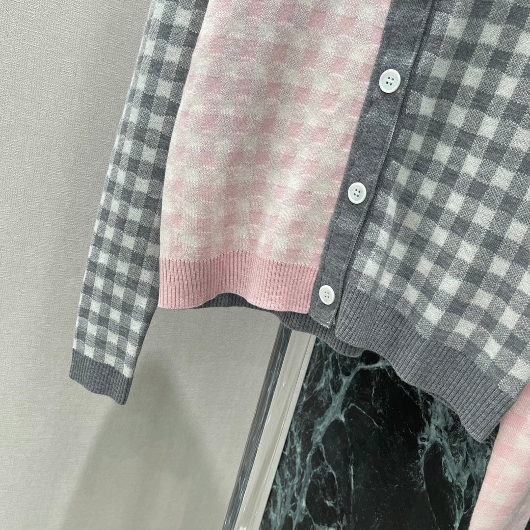 25 Early Autumn New Color-blocked Plaid Knitted Cardigan