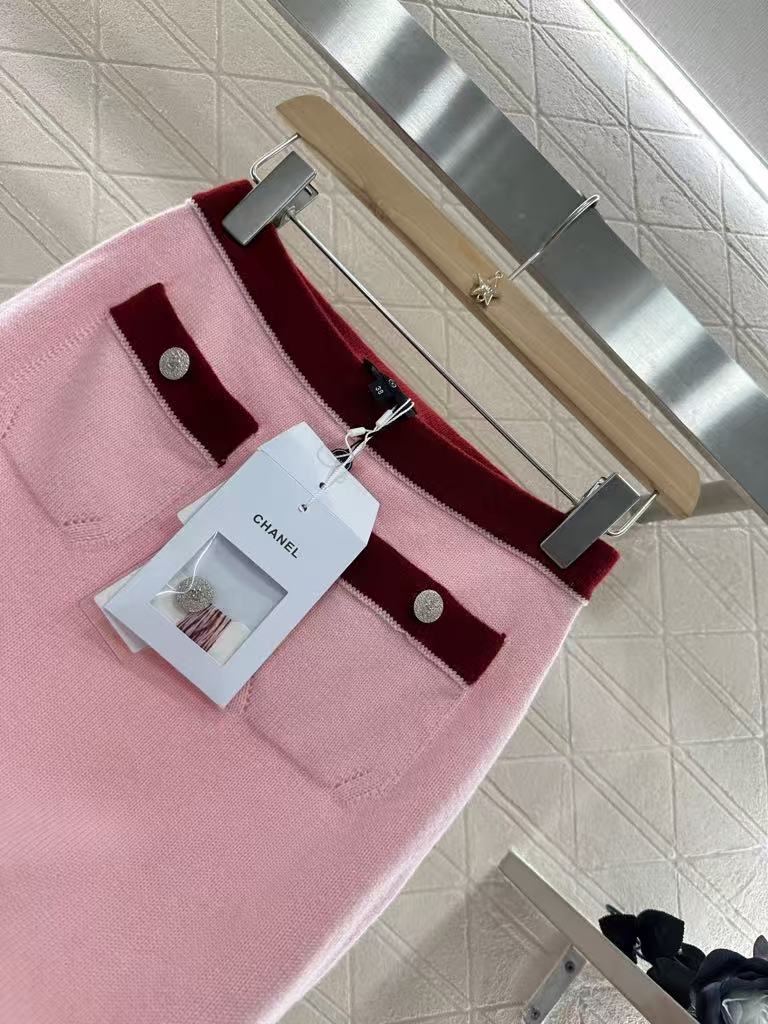 Pure wool color-ordered and dyed contrast-colored stitching skirt