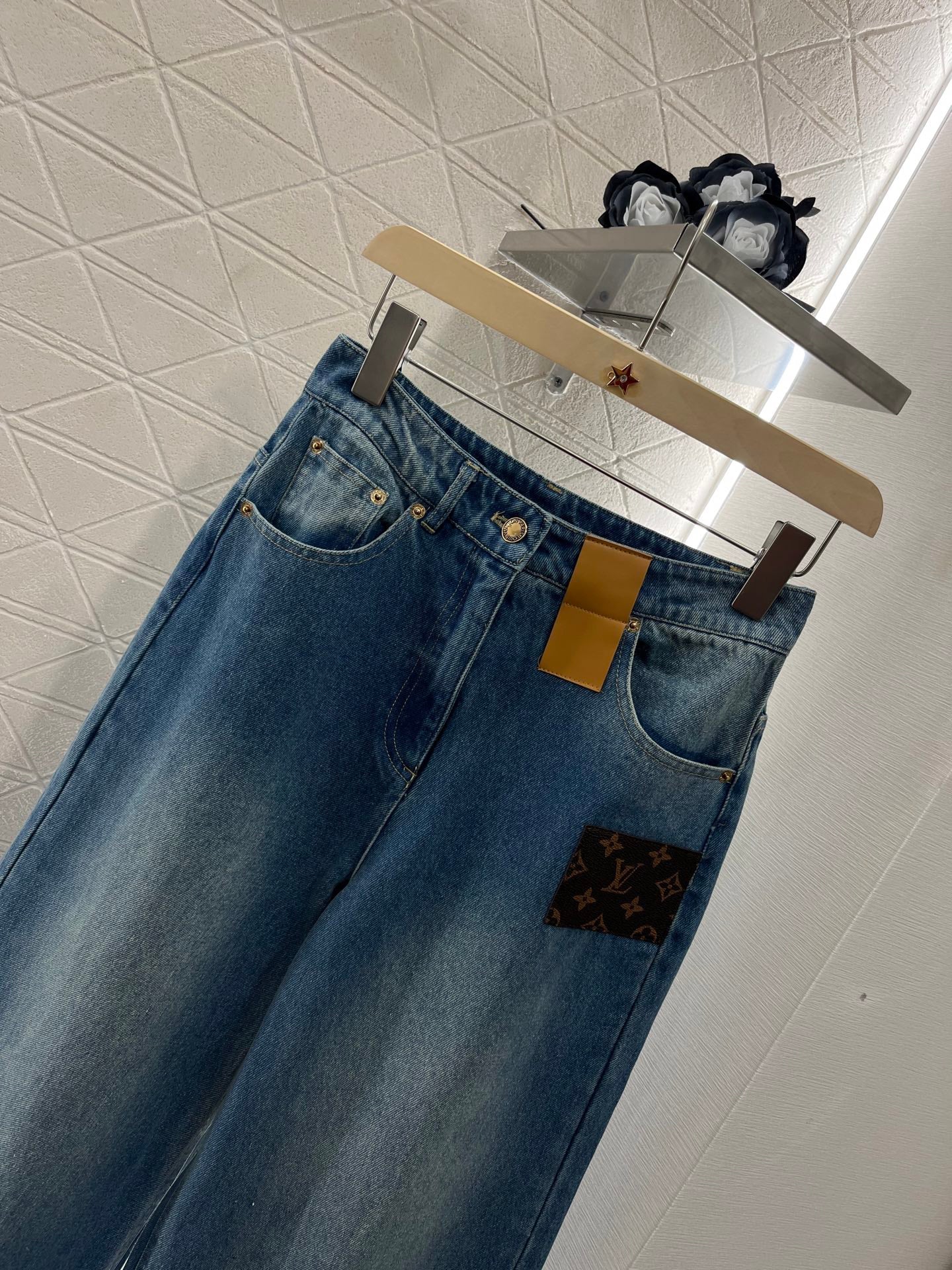 L 25 Small logo wide-leg jeans