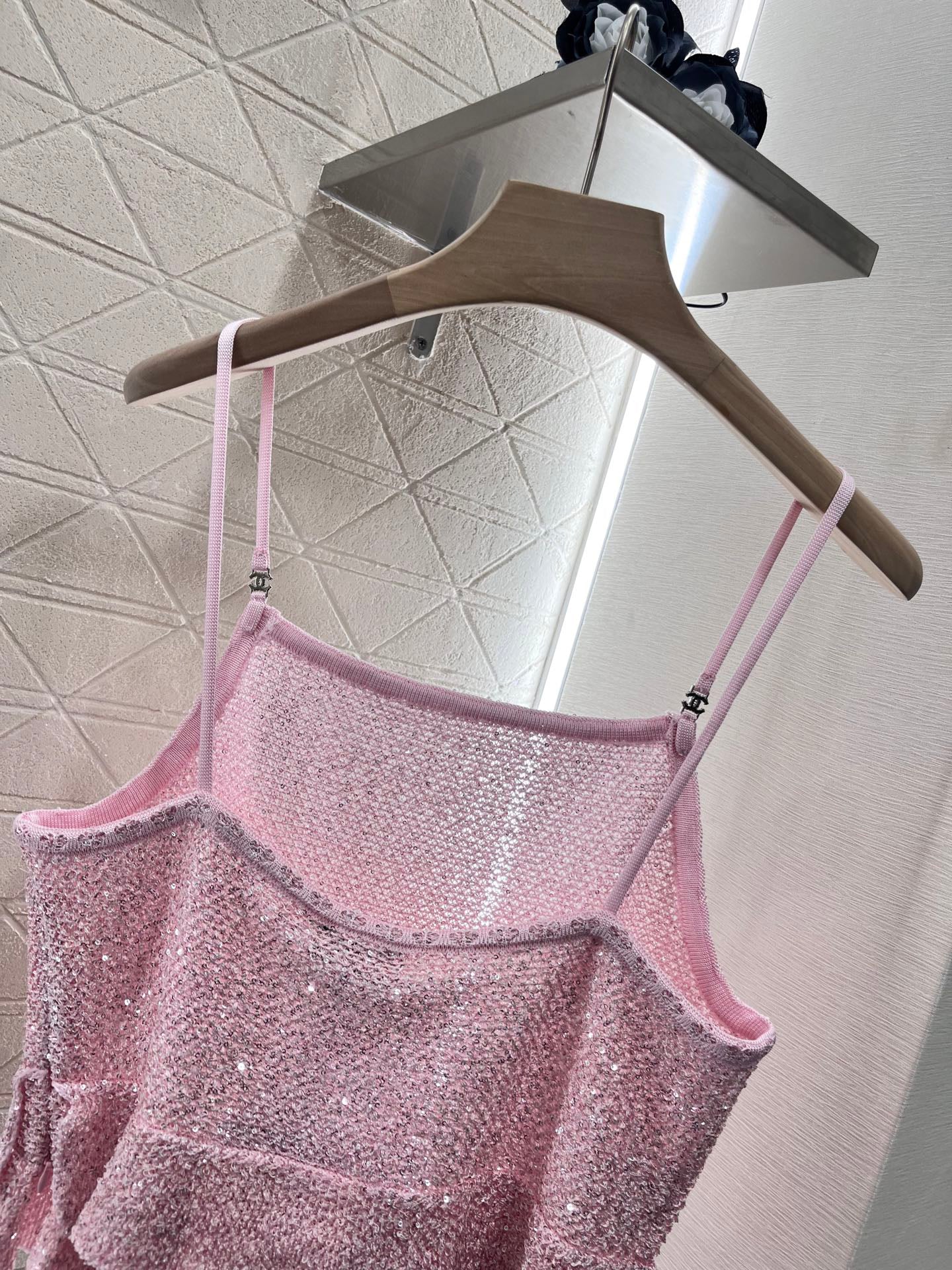 25 Sequined camisole knit undershirt