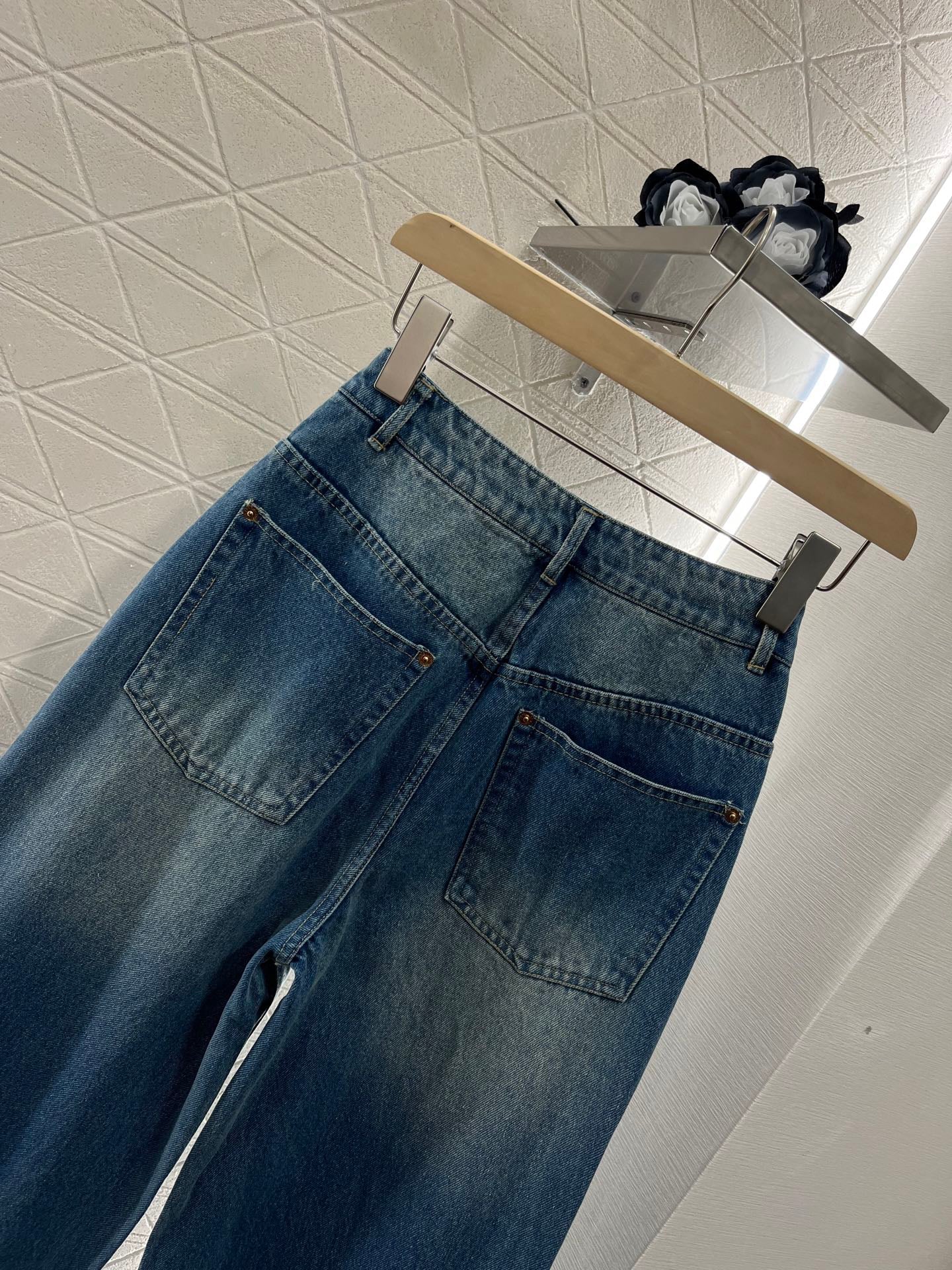 L 25 Small logo wide-leg jeans