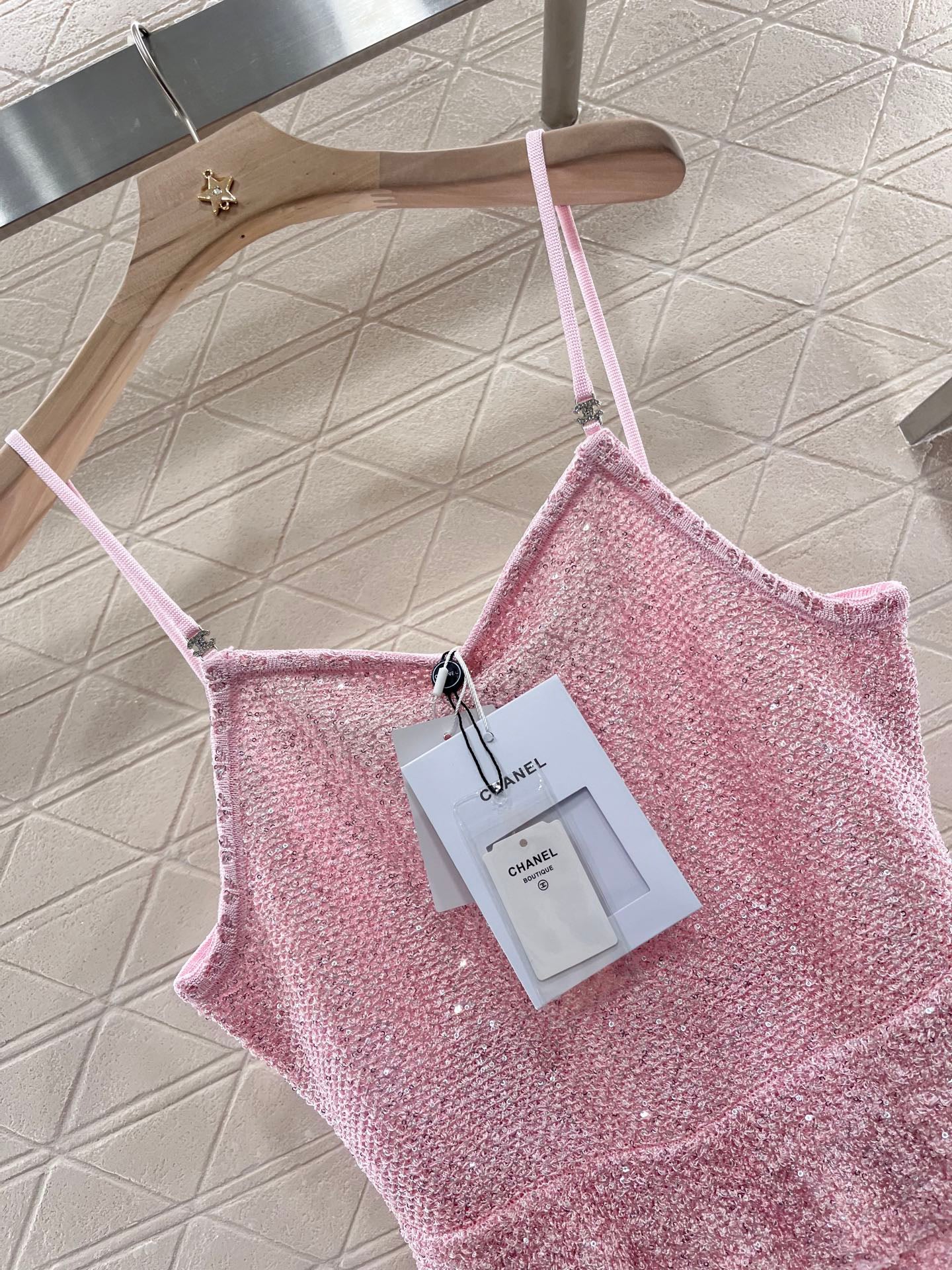 25 Sequined camisole knit undershirt