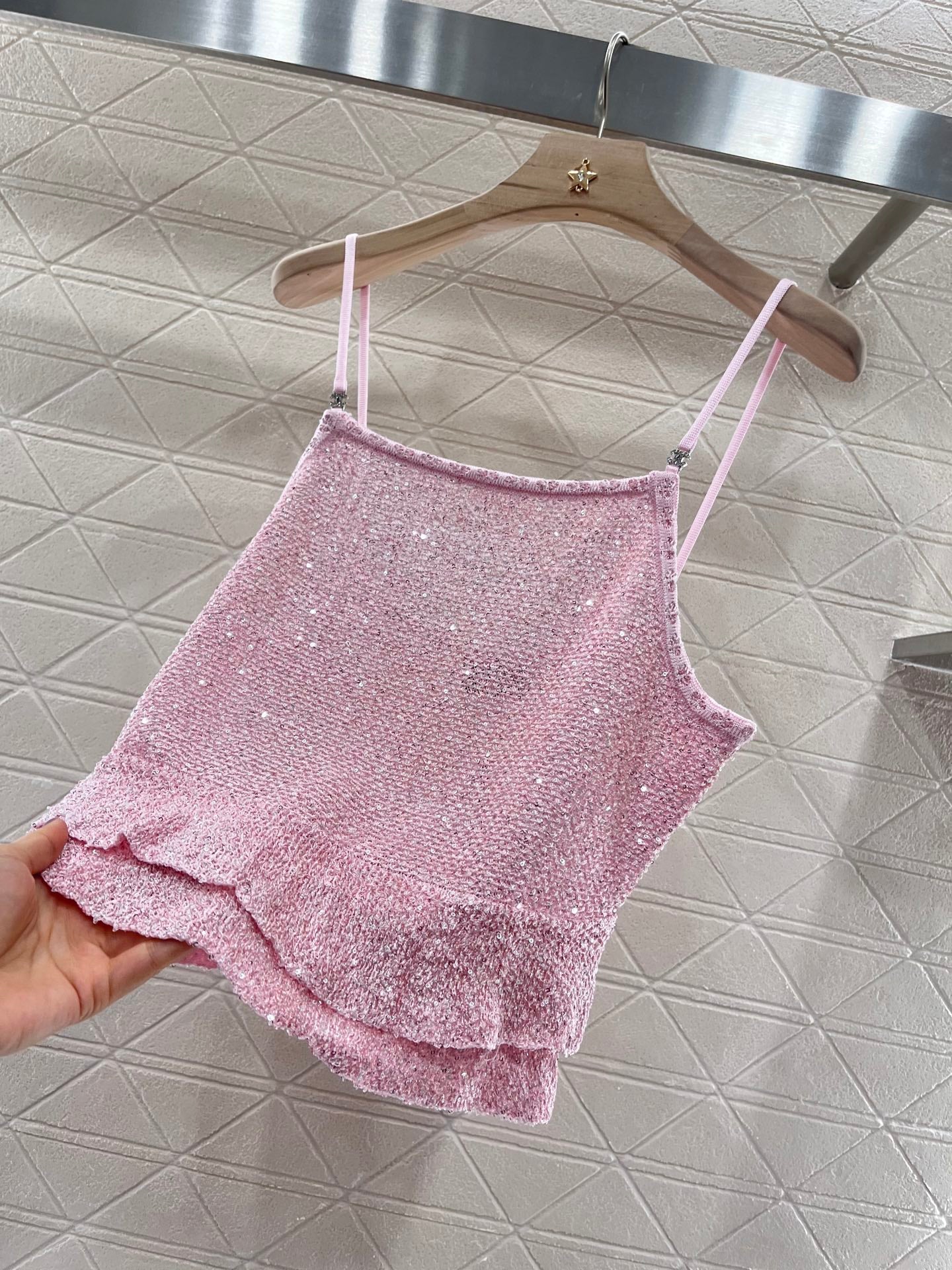 25 Sequined camisole knit undershirt