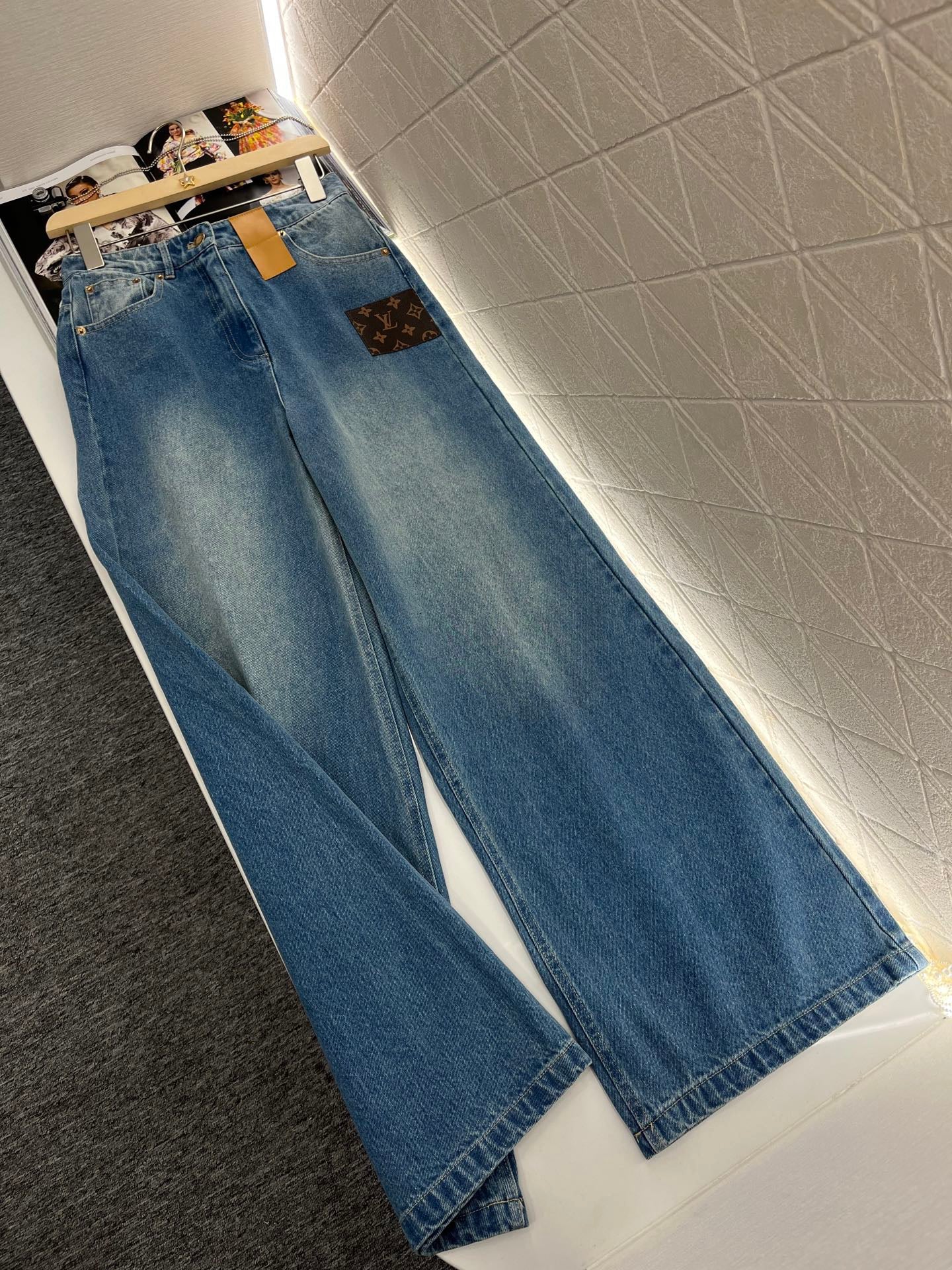 L 25 Small logo wide-leg jeans