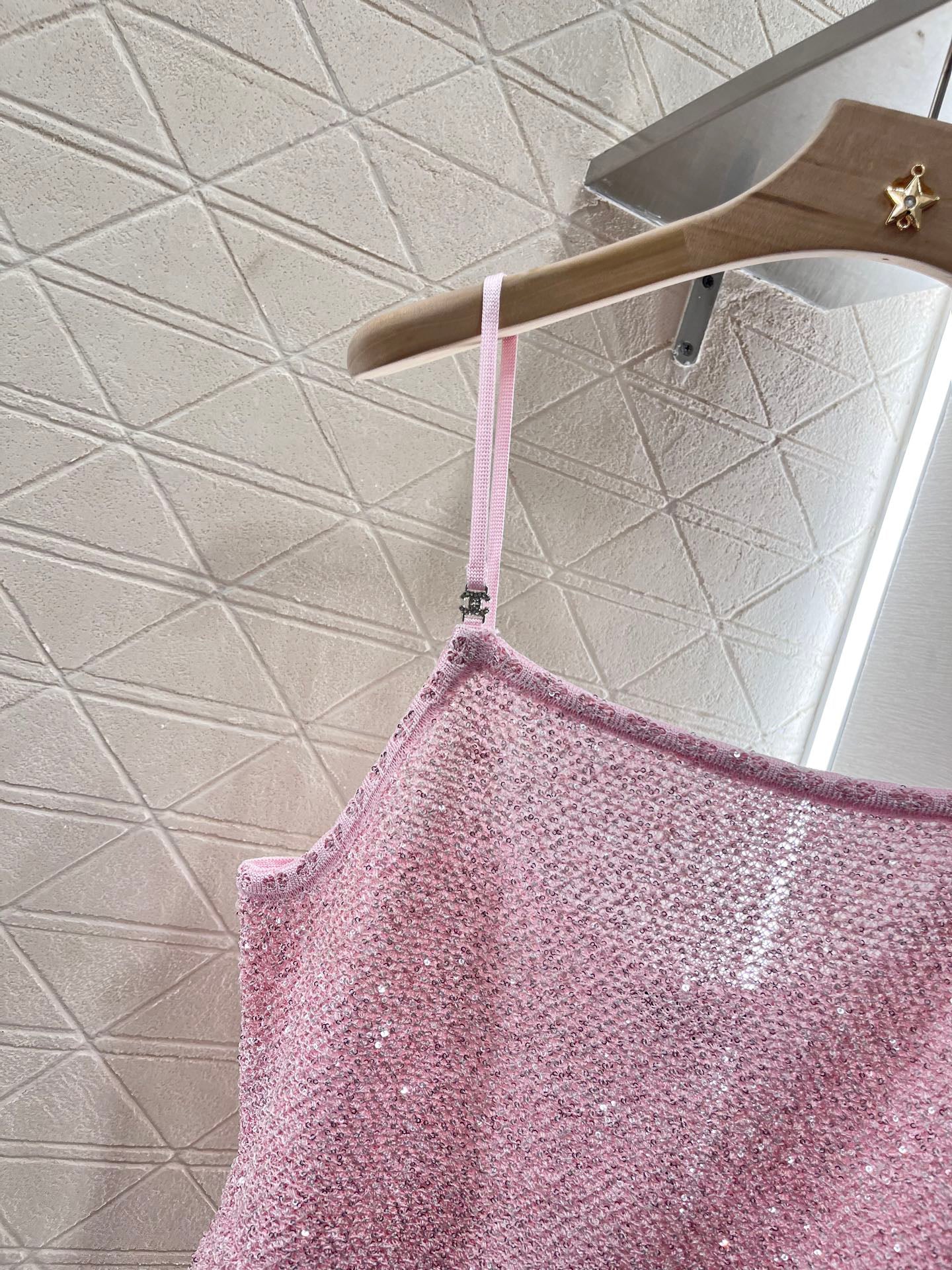 25 Sequined camisole knit undershirt