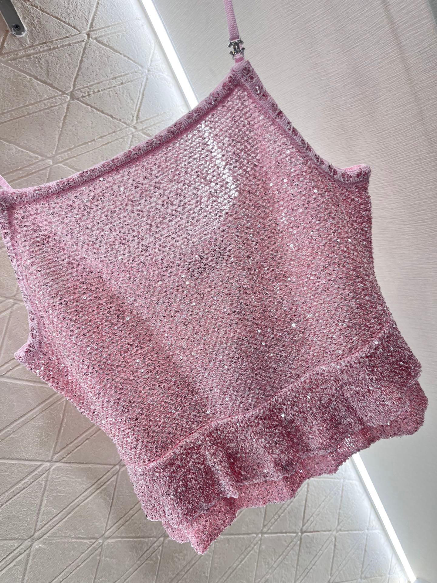 25 Sequined camisole knit undershirt