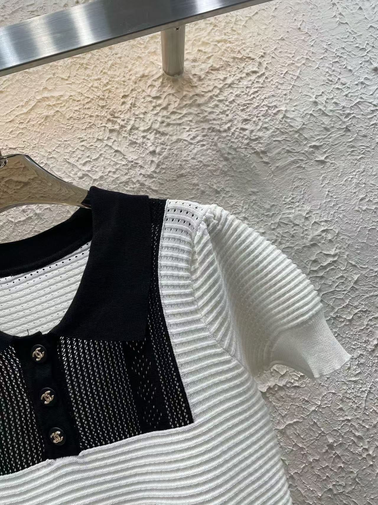 25 new Contrast-Trim Vintage Knit Top with Buttons