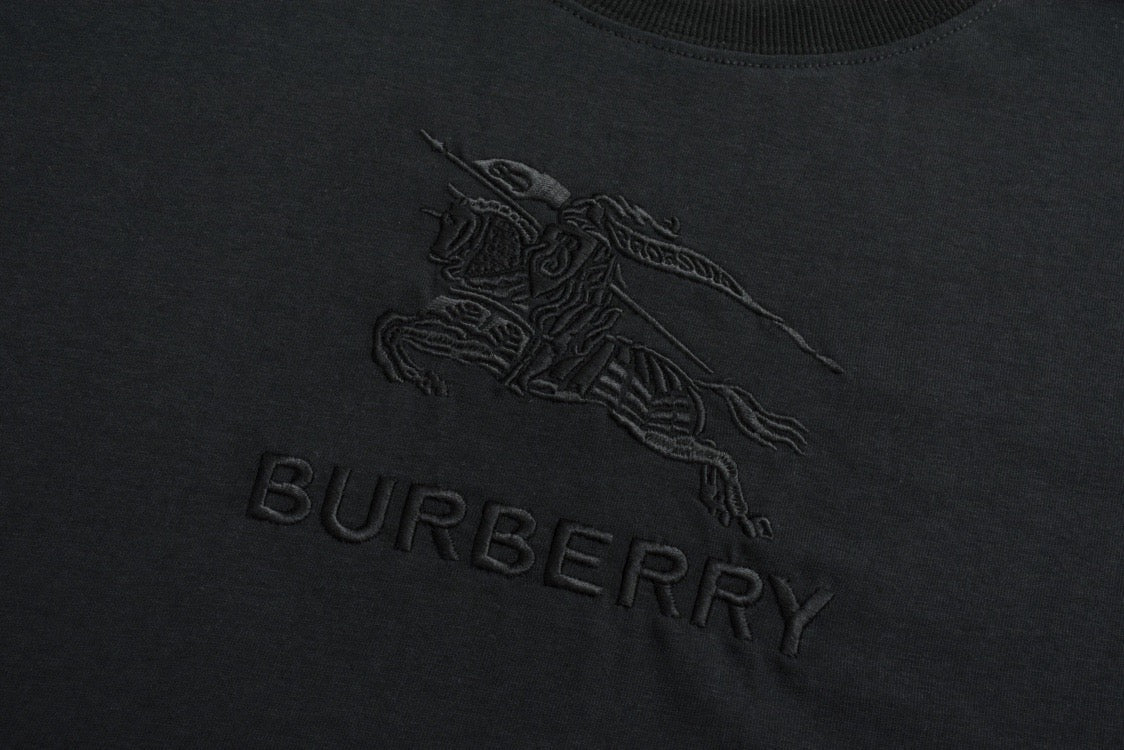 Short sleeves with knight's horse embroidery on the chest