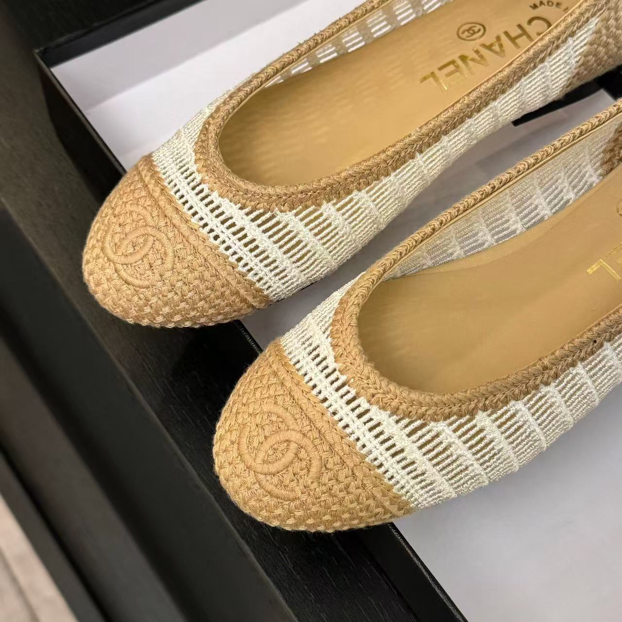 2025 ballet flat beige white raffia