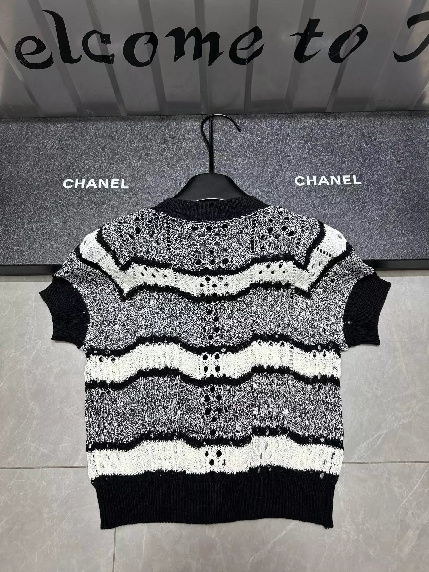 25 new black and white short-sleeved cardigan