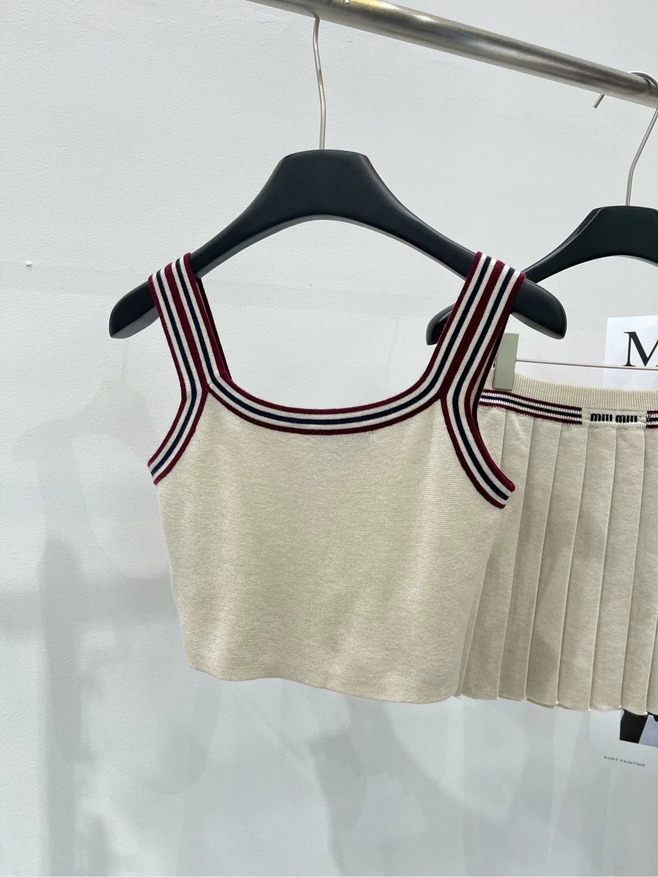 25 apricot red edge knitted vest