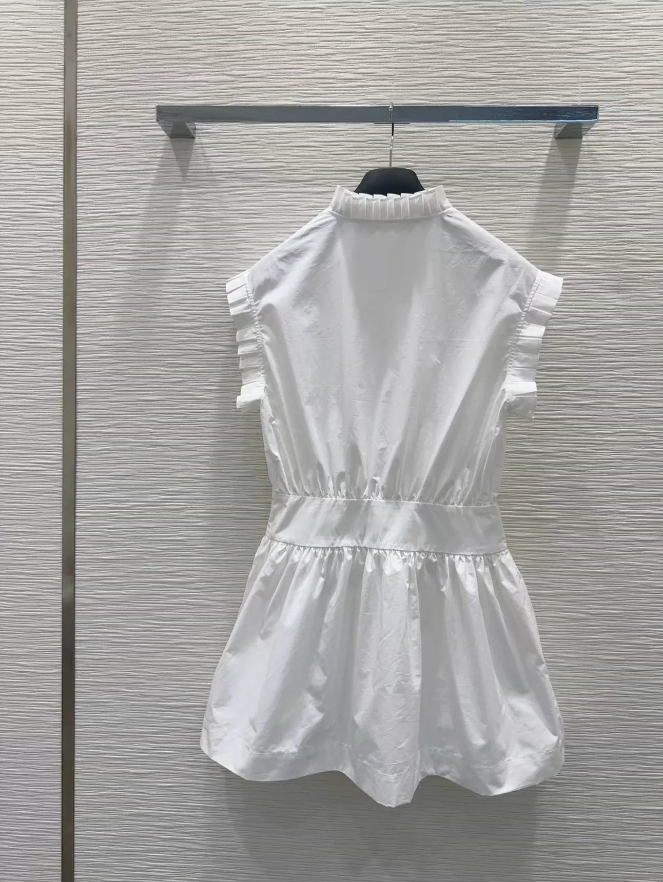 25 New Bee Embroidered Wooden Ear Trim V-Neck Sleeveless Dresses