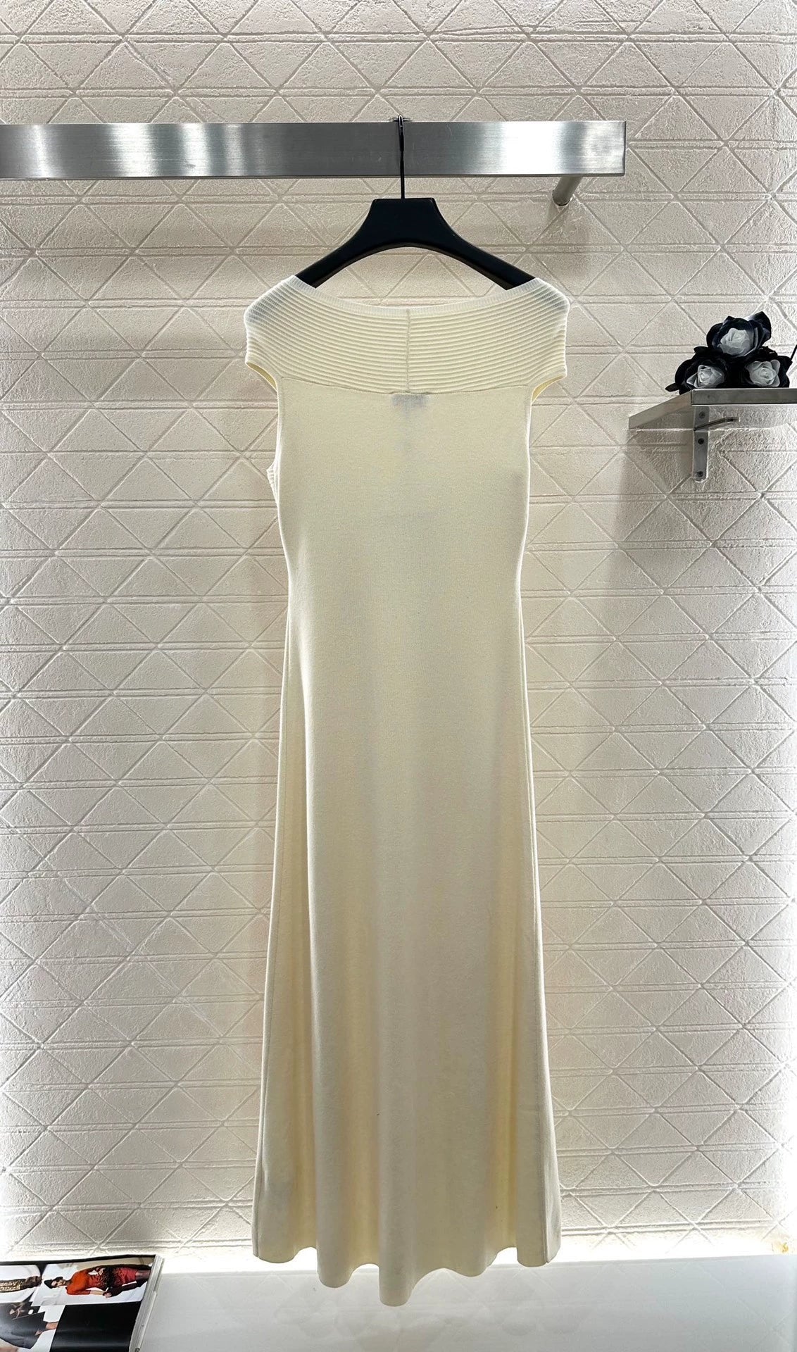25 Off-the-shoulder knitted vest dress