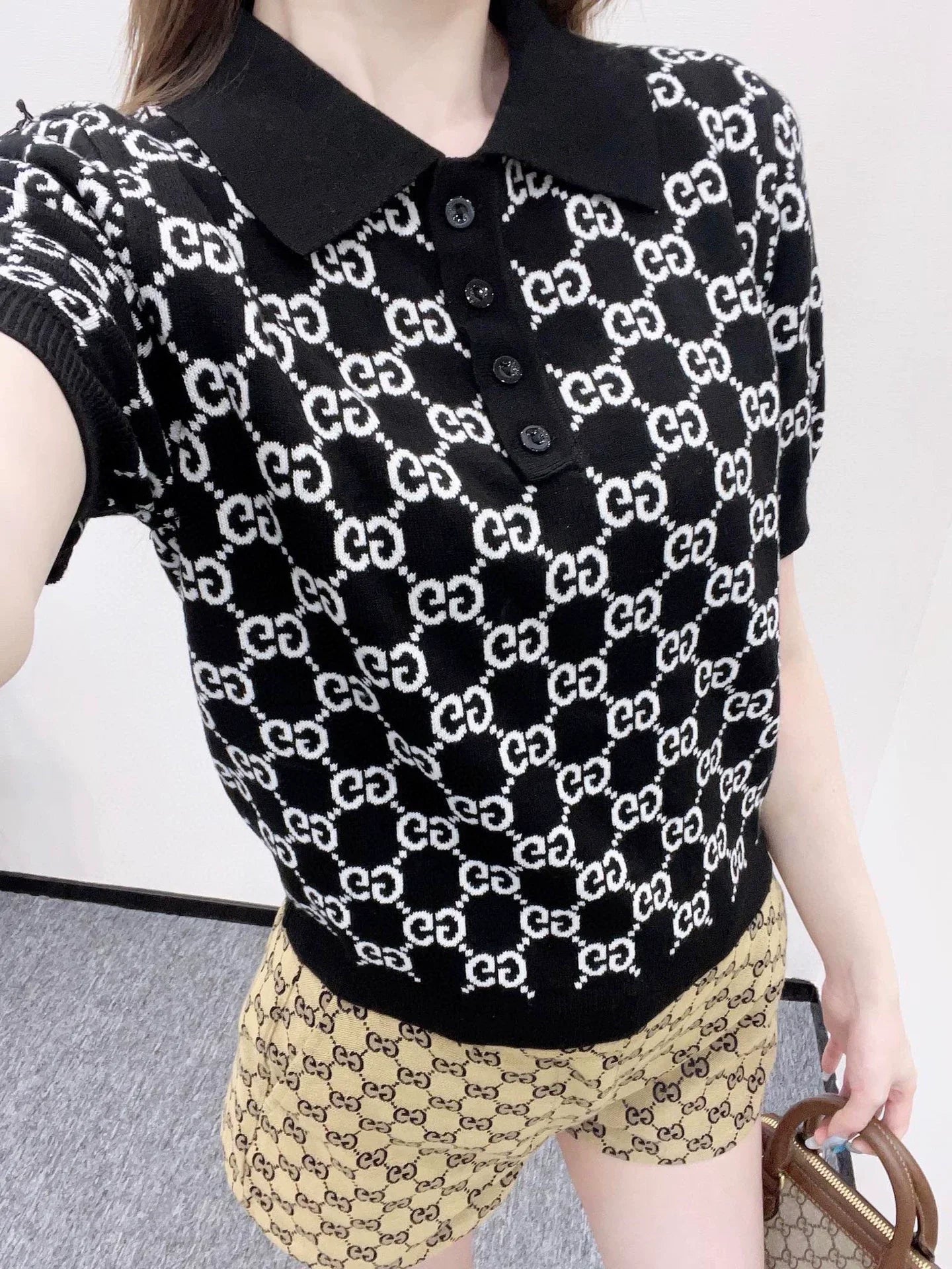 G 25 Reversible lapel jacquard knit short-sleeves.