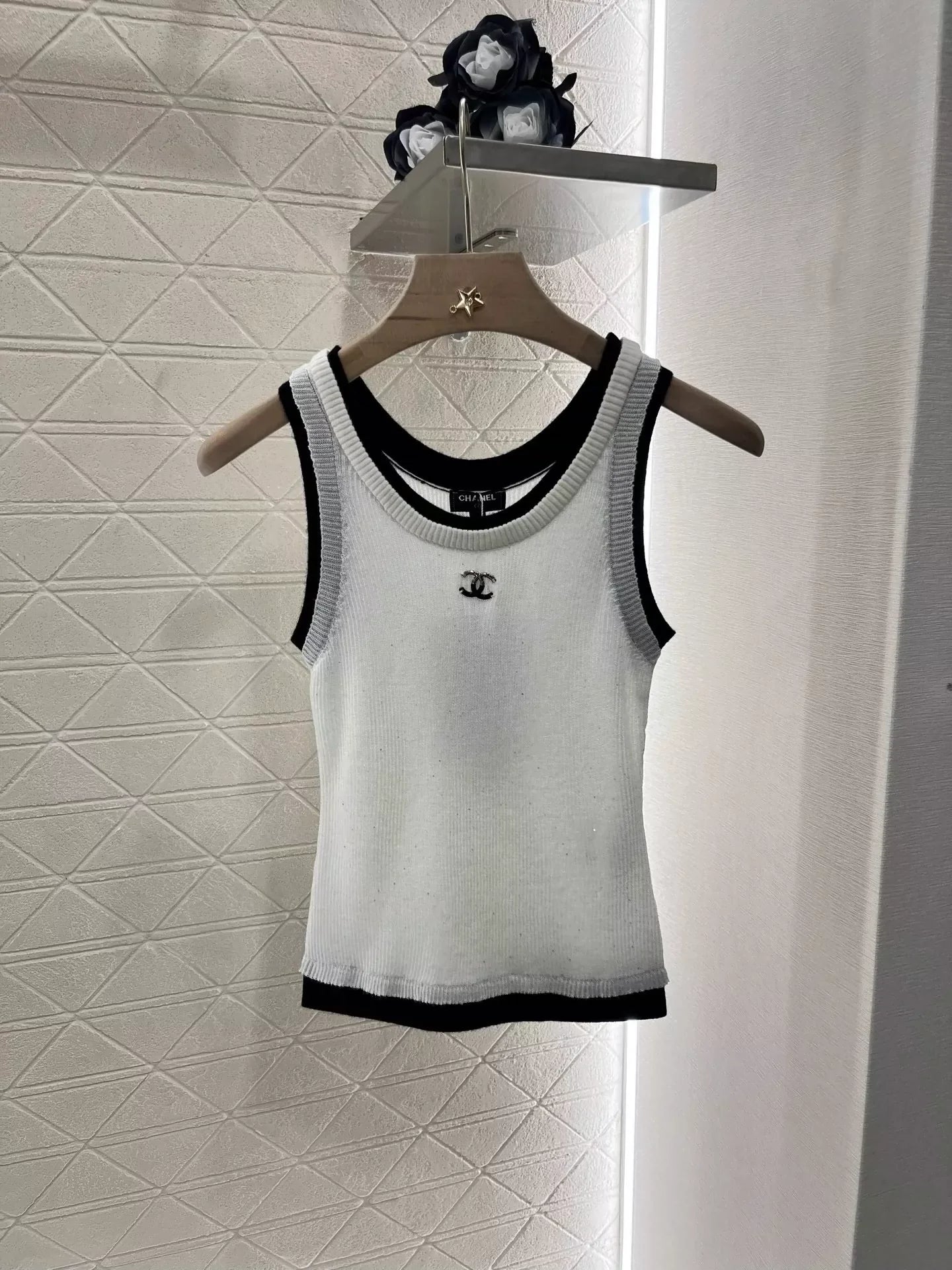 25 New Spring and Summer Contrast Color Knitted Vest