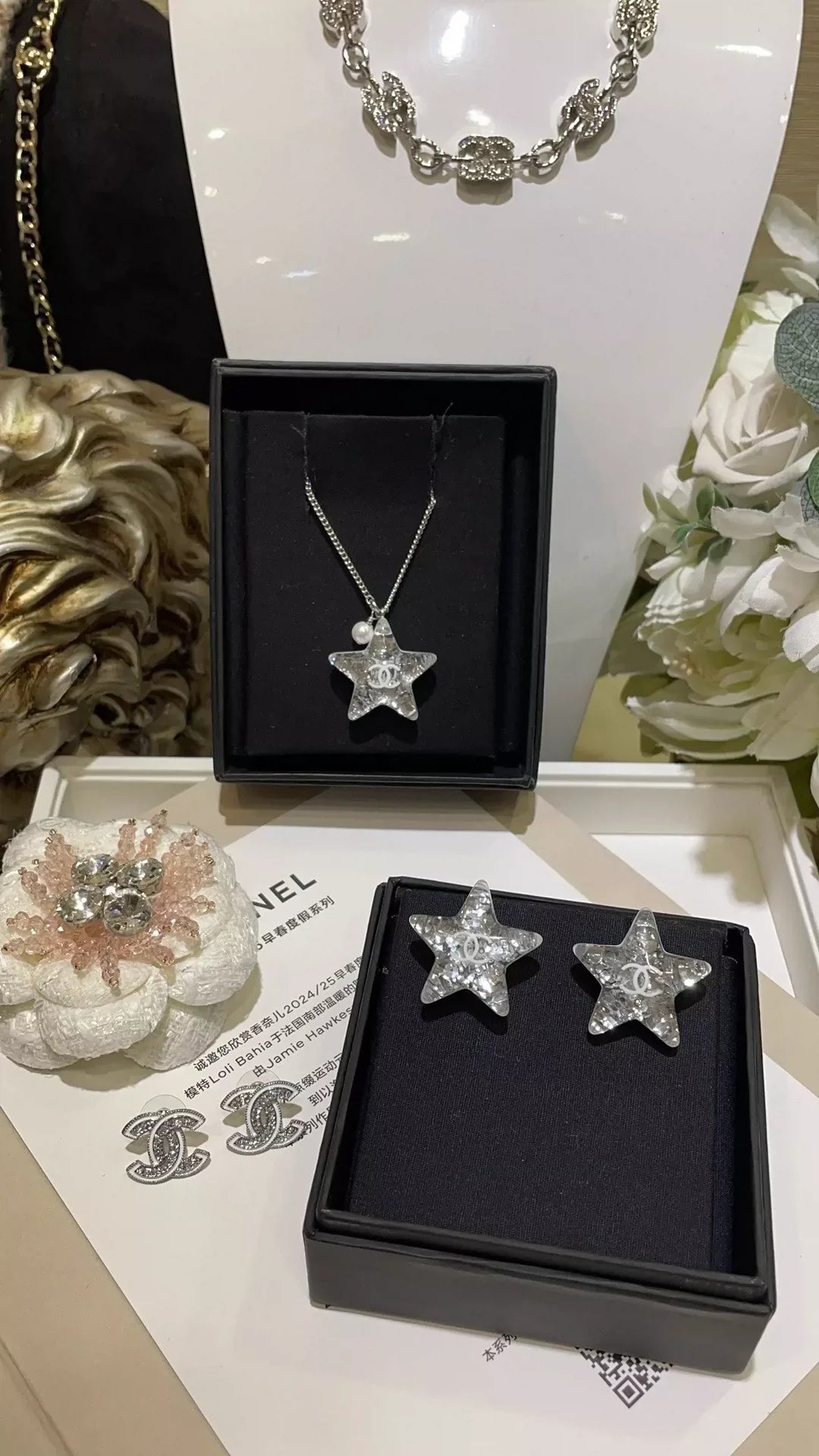 C 25 New Reversible White Enamel Acrylic Star Necklace