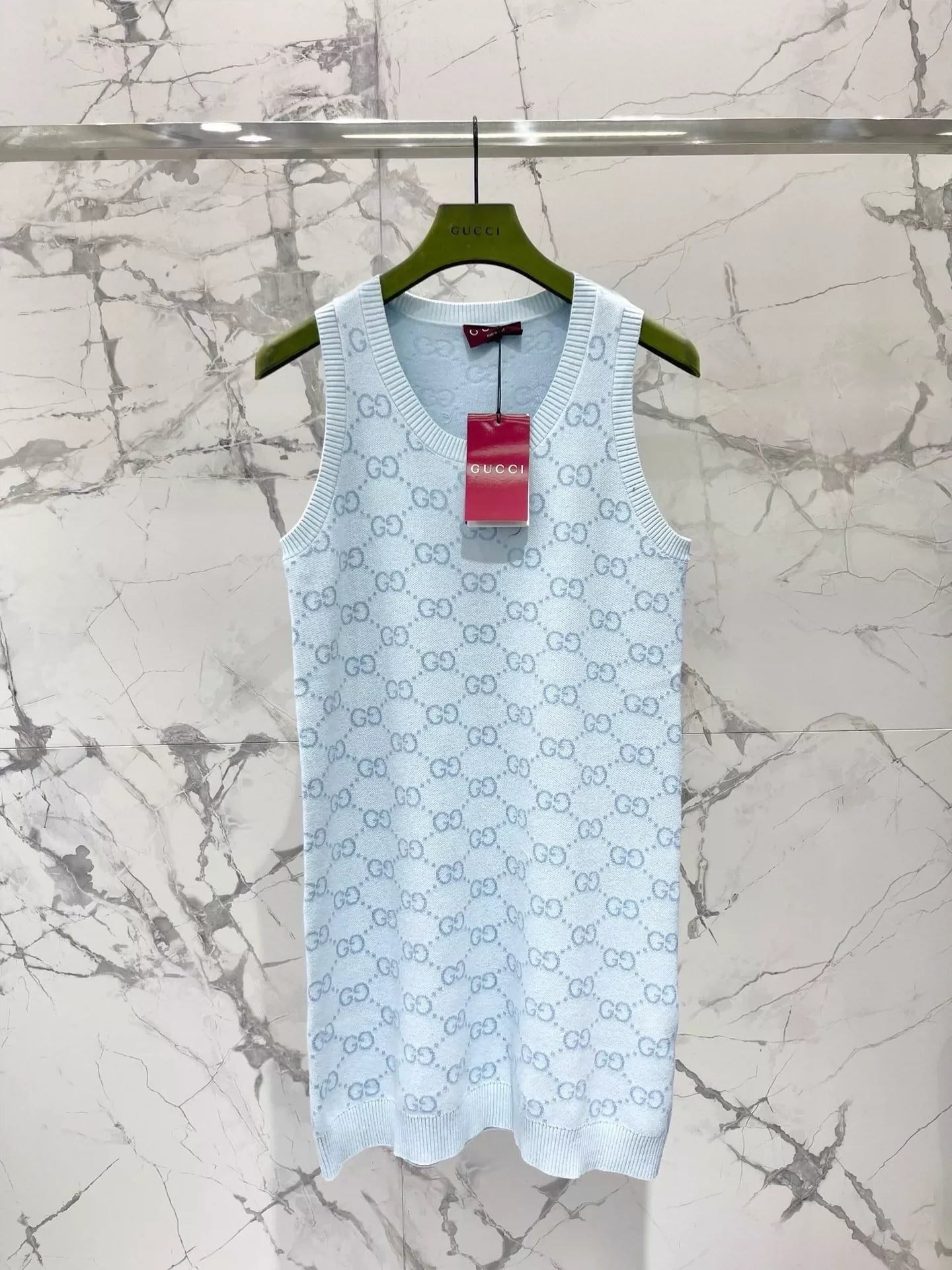 25 Sleeveless knit dress with dark pattern