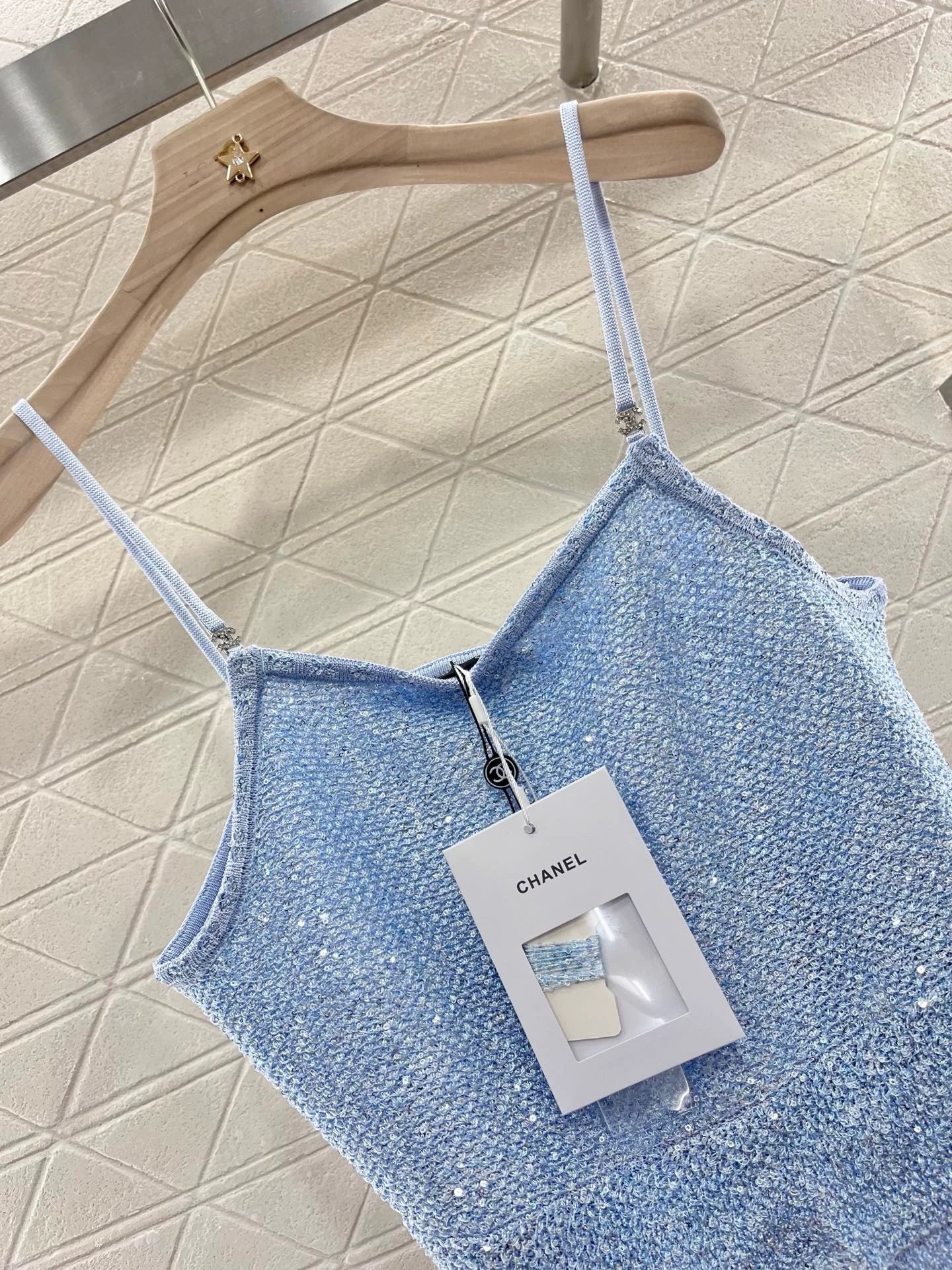 25 Sequined camisole knit undershirt