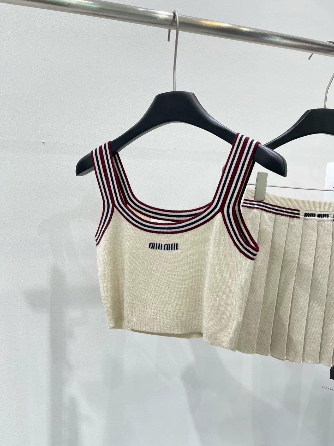 25 apricot red edge knitted vest