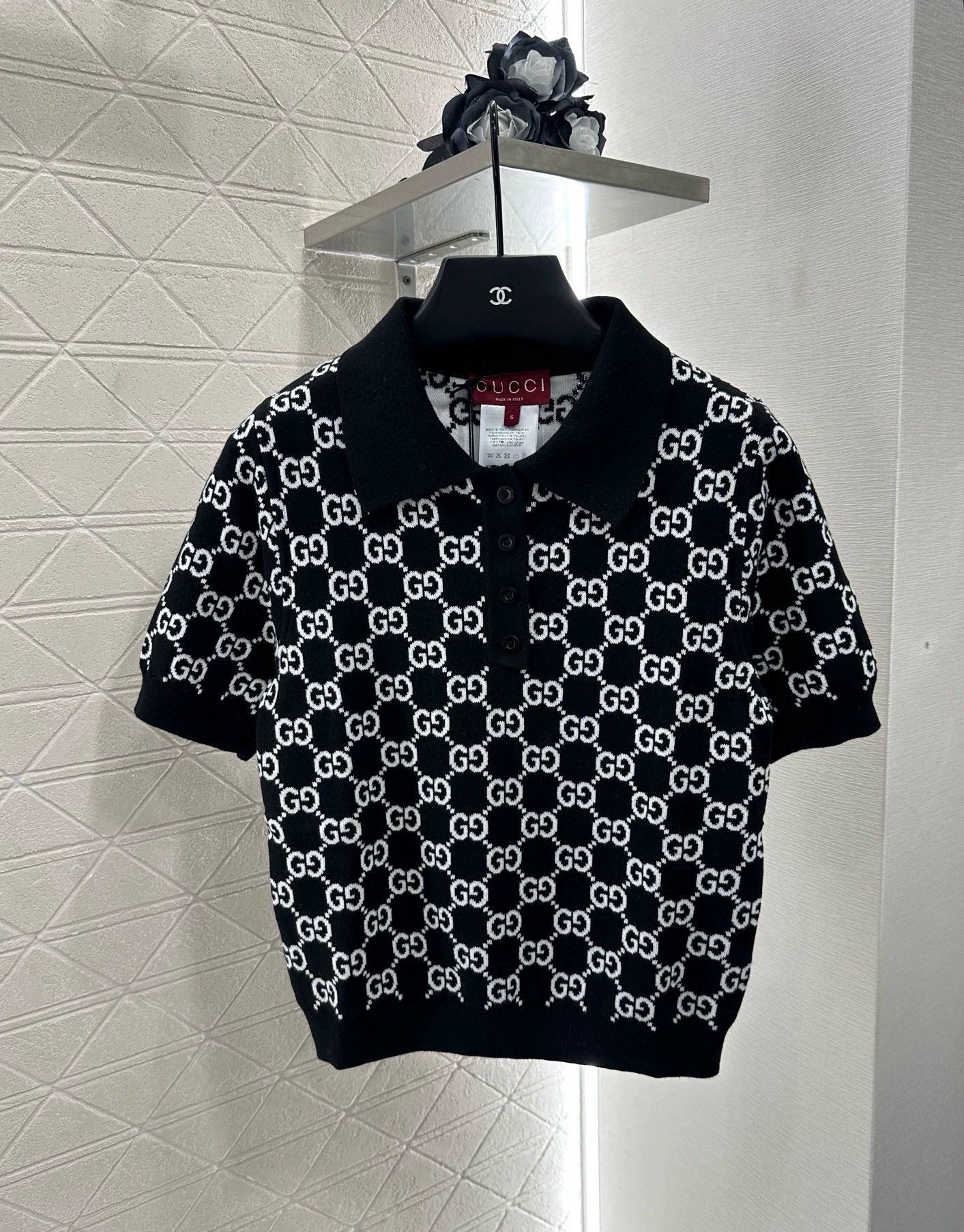 G 25 Reversible lapel jacquard knit short-sleeves.