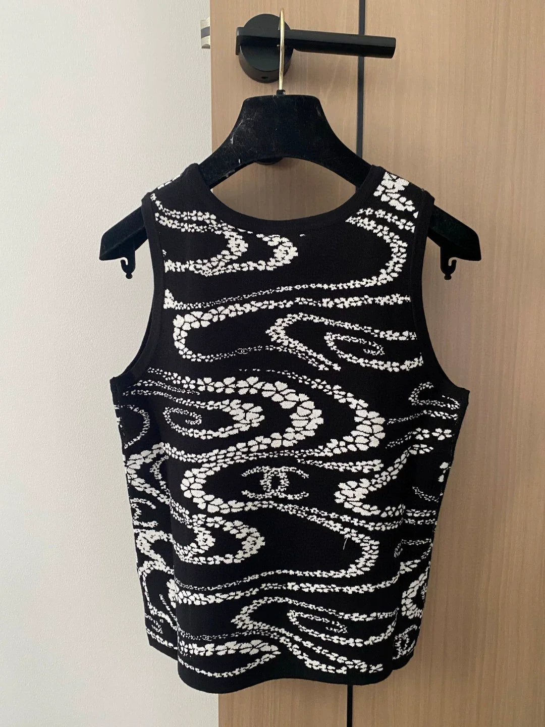25 new petal pattern round neck sleeveless knitted vest
