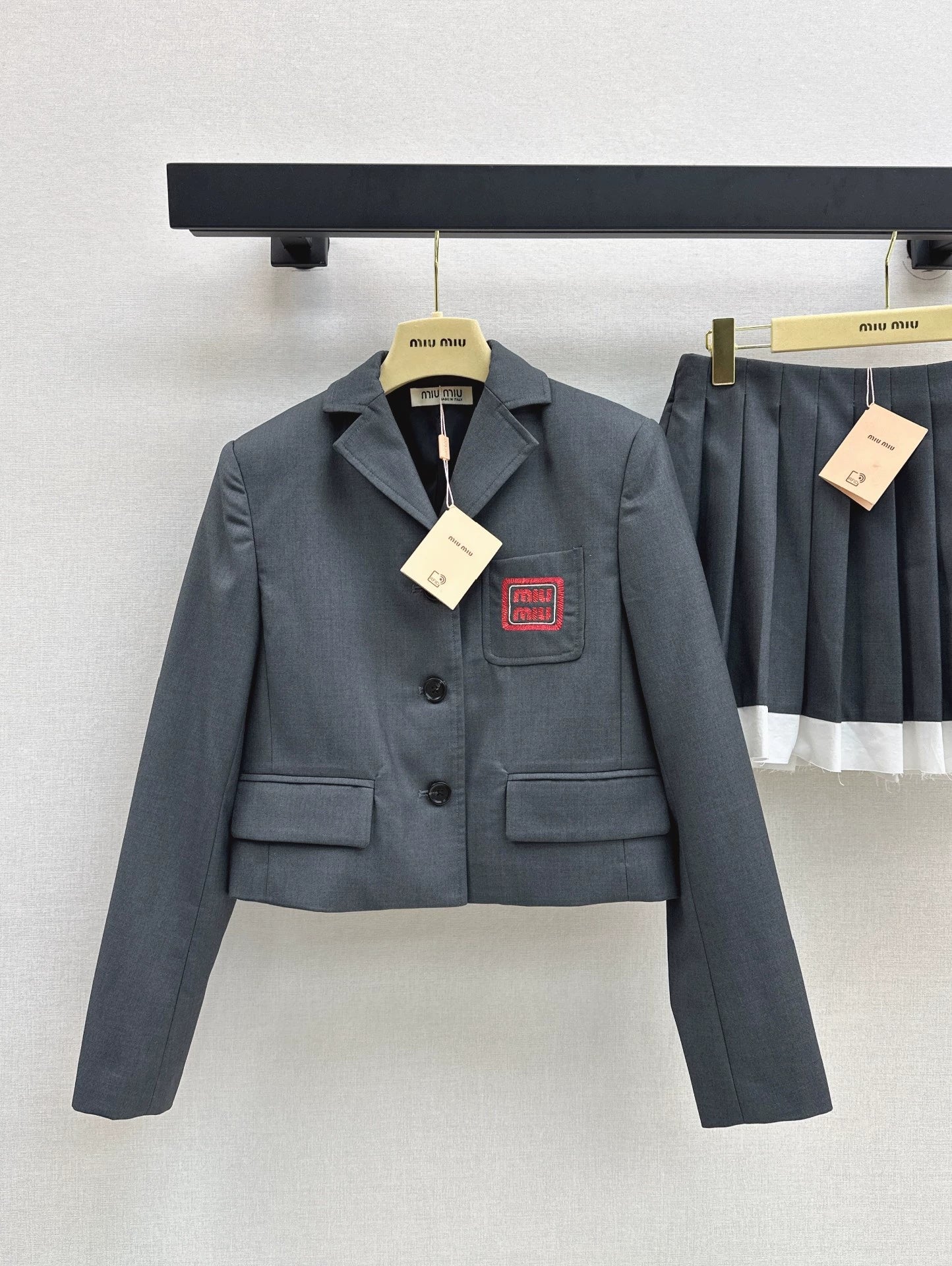 25 new age-reducing outfits Short suit jacket + contrasting color stitching pleated skirt