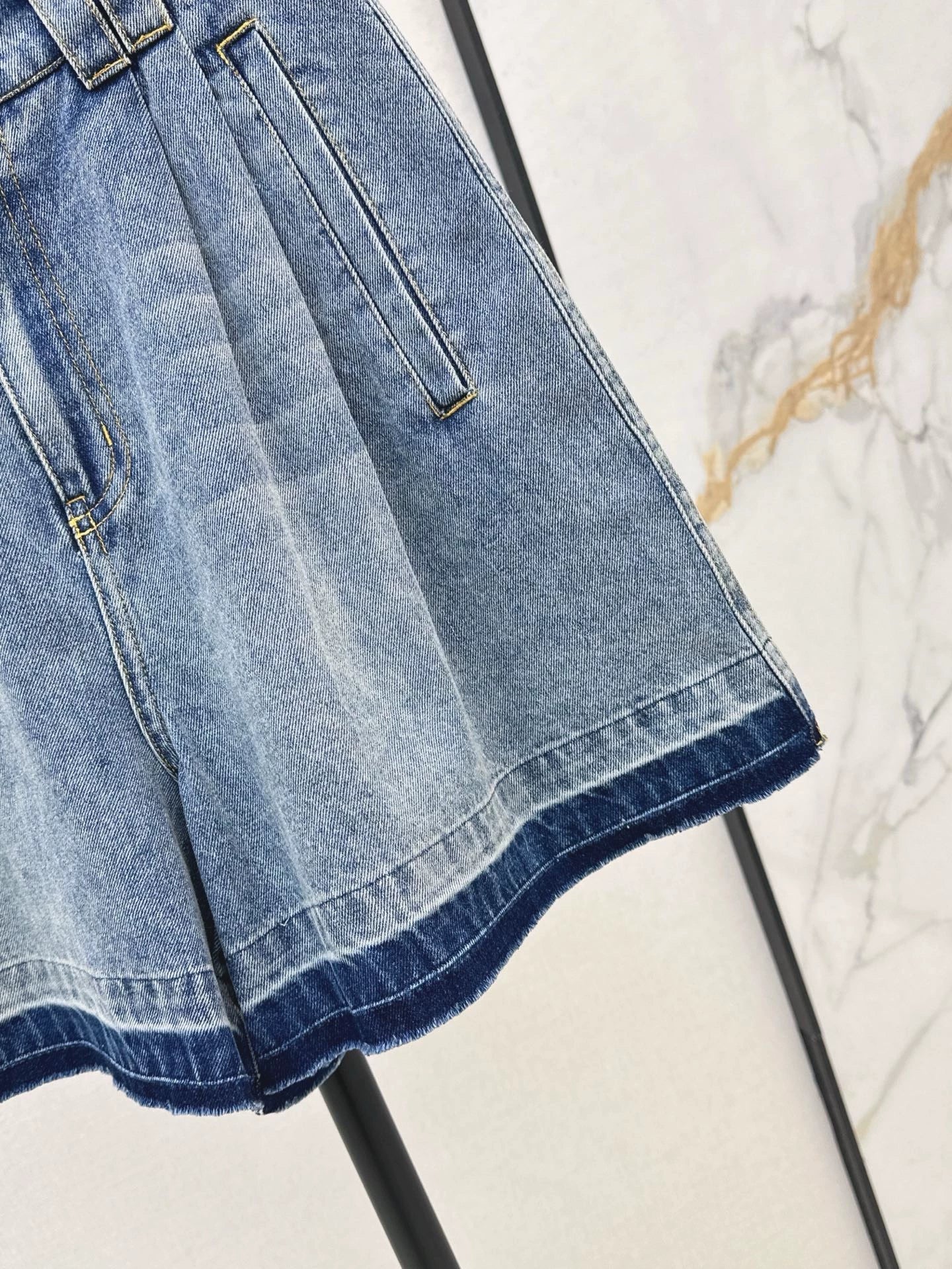 V 25 Spring/Summer Latest Denim Five Point Pants