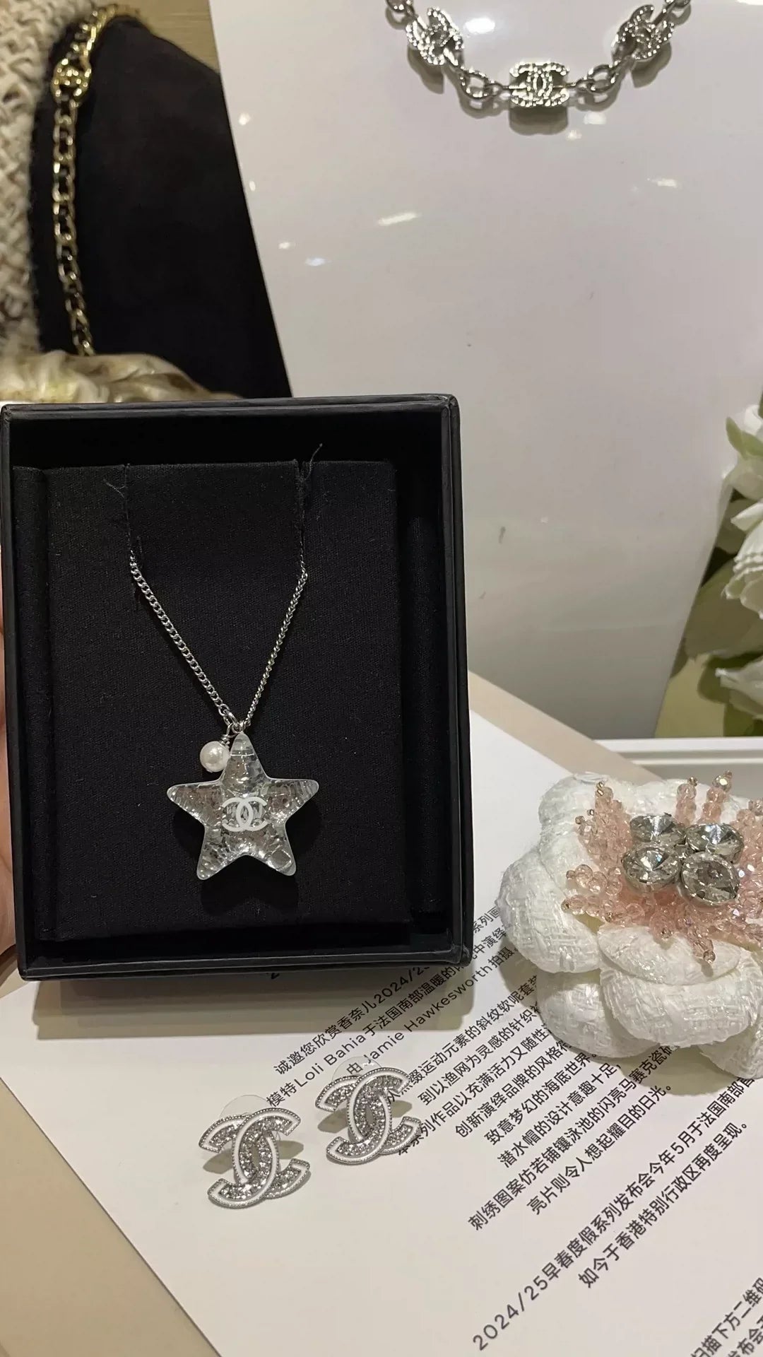 C 25 New Reversible White Enamel Acrylic Star Necklace