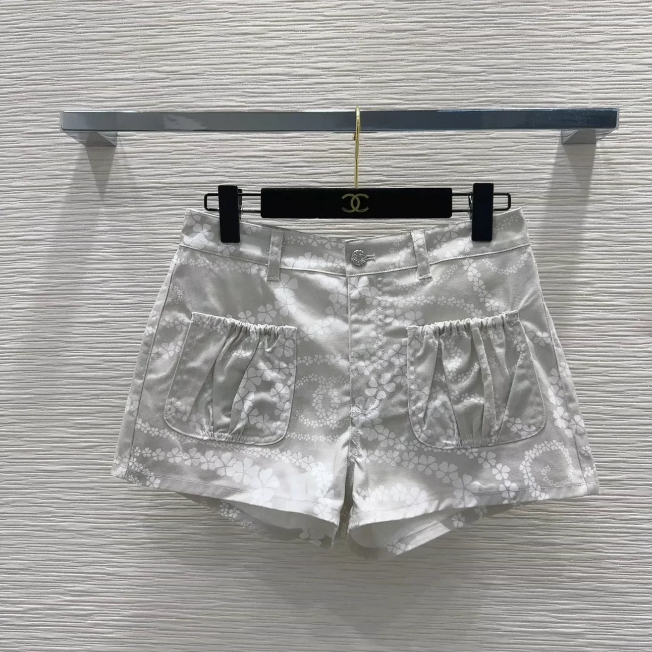 c 25 New color clashing printed pocket shorts