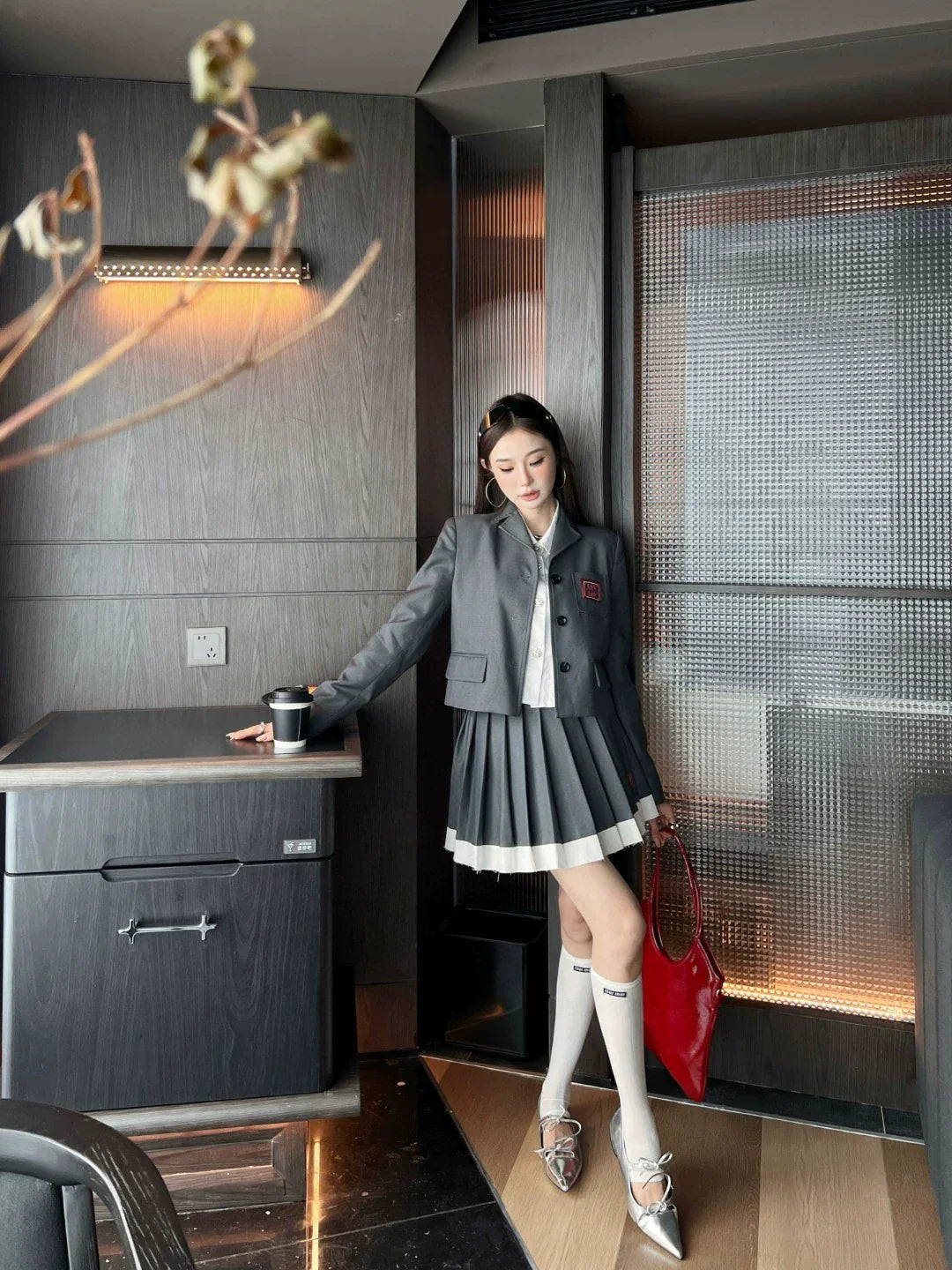 25 new age-reducing outfits Short suit jacket + contrasting color stitching pleated skirt
