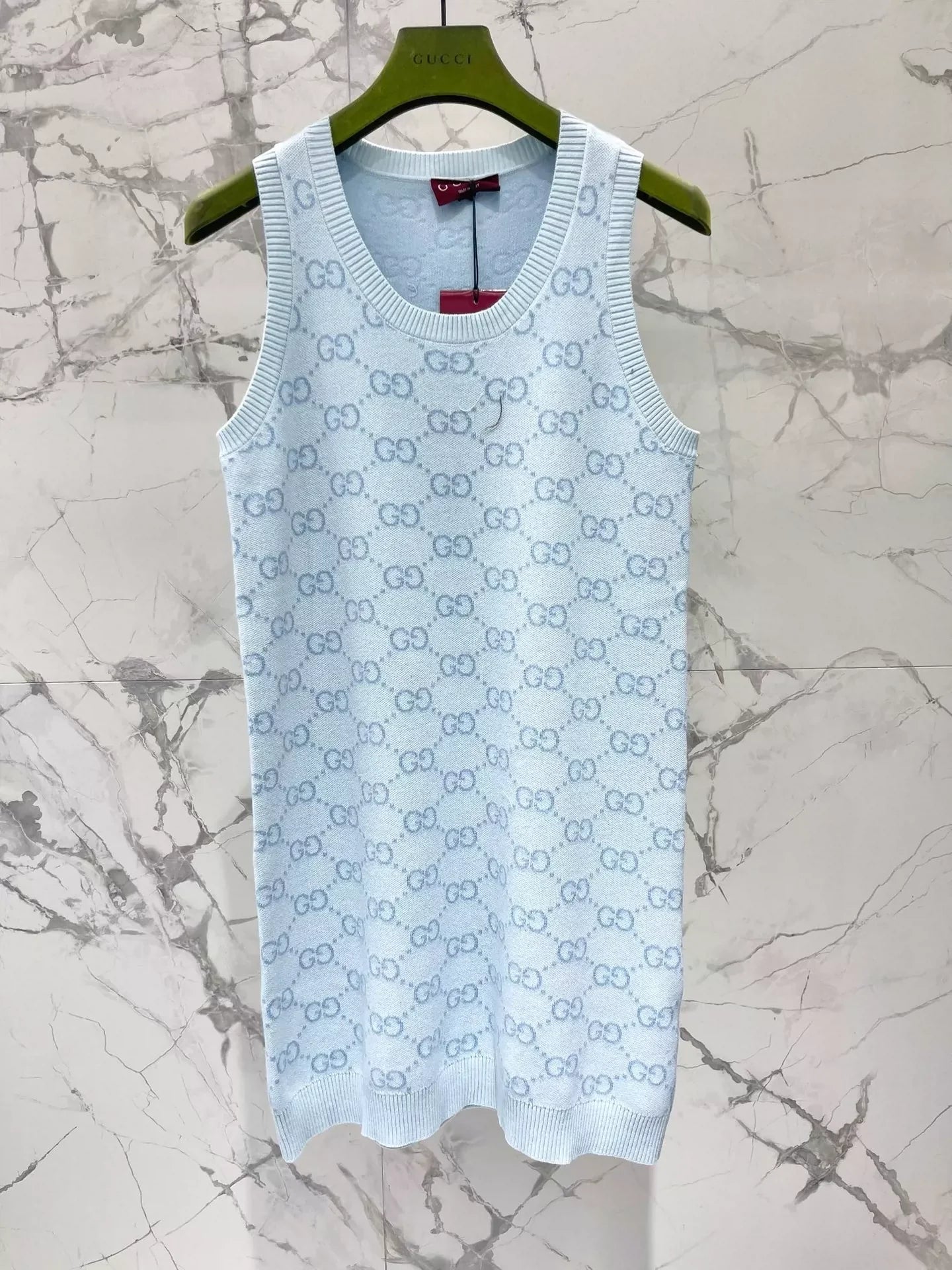 25 Sleeveless knit dress with dark pattern