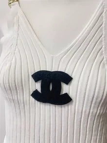 25ss Metal logo V-neck tank top