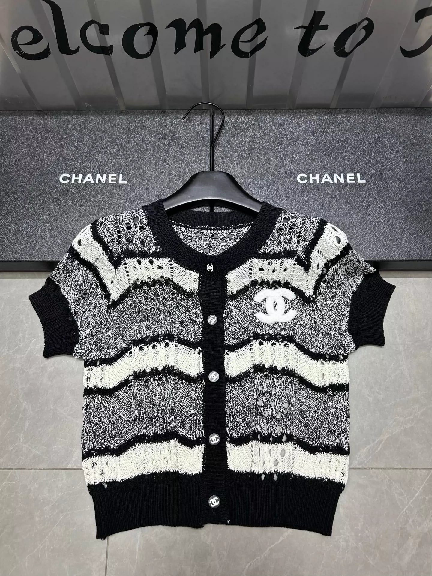 25 new black and white short-sleeved cardigan