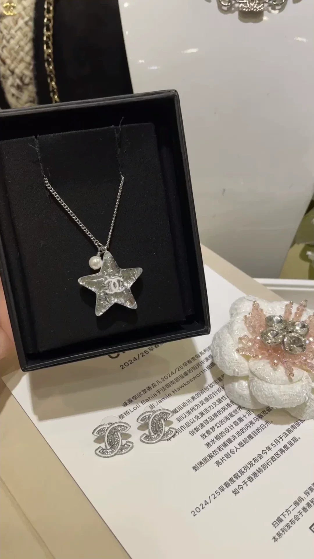 C 25 New Reversible White Enamel Acrylic Star Necklace