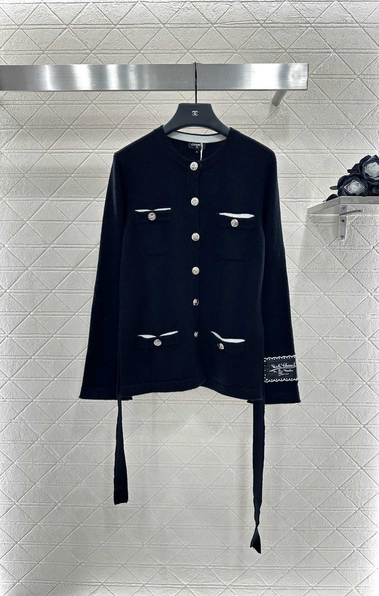C New 25-item bag button and belted knitted cardigan.