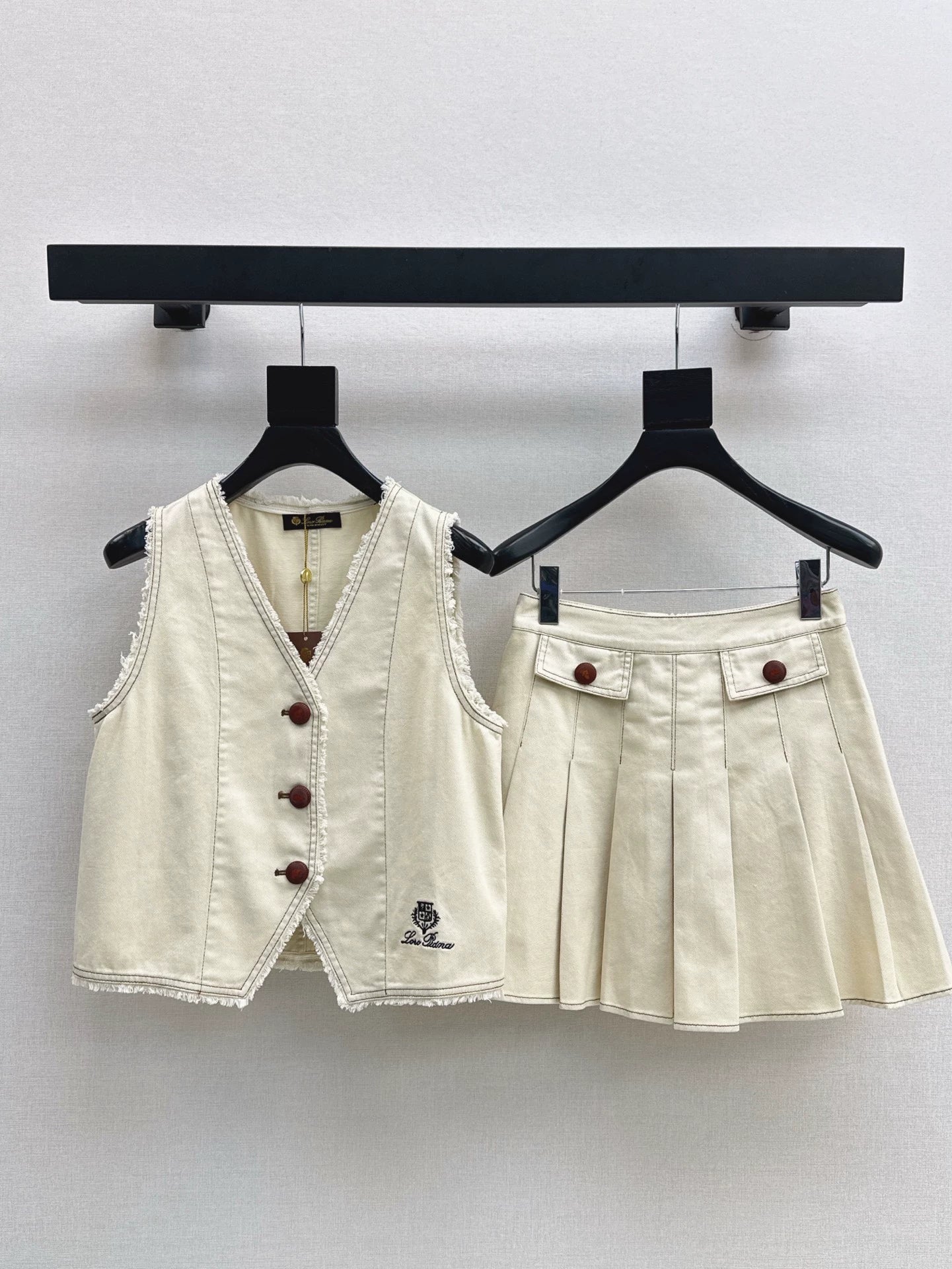 25 spring and summer new suit Sleeveless V-neck denim vest + age-reducing pressed pleated half skirt