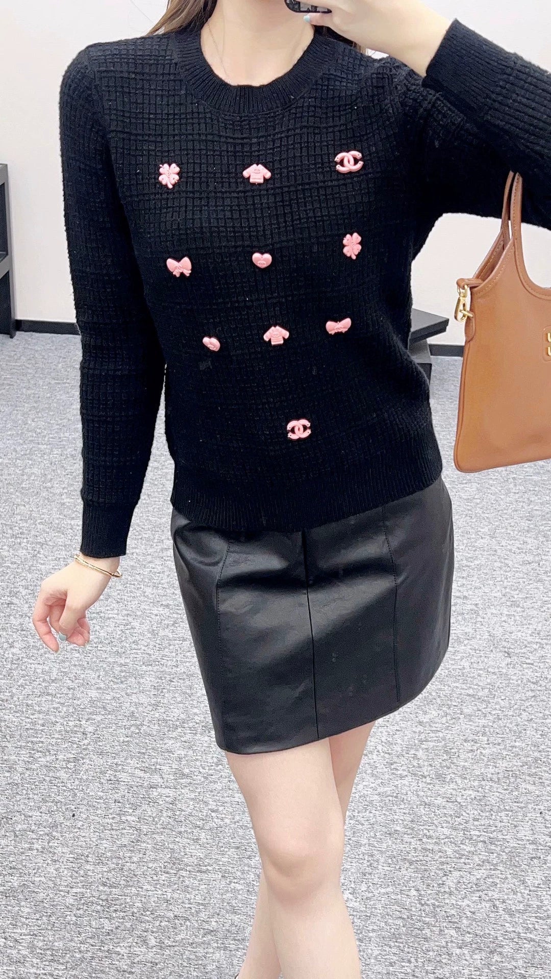 25 A simple logo sweater with a chain detail at the back waist.