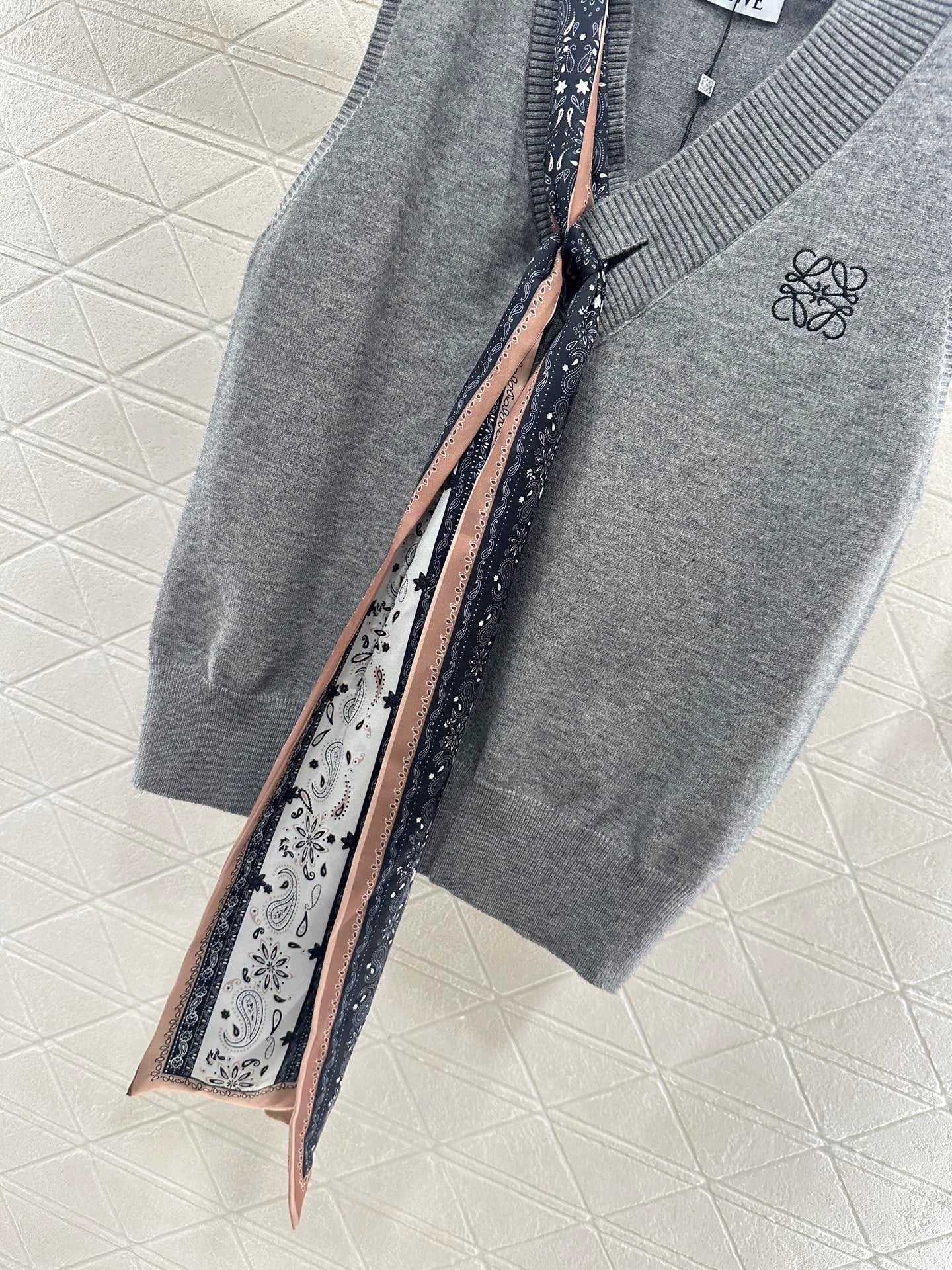 LO 25 Scarf Knit Vest
