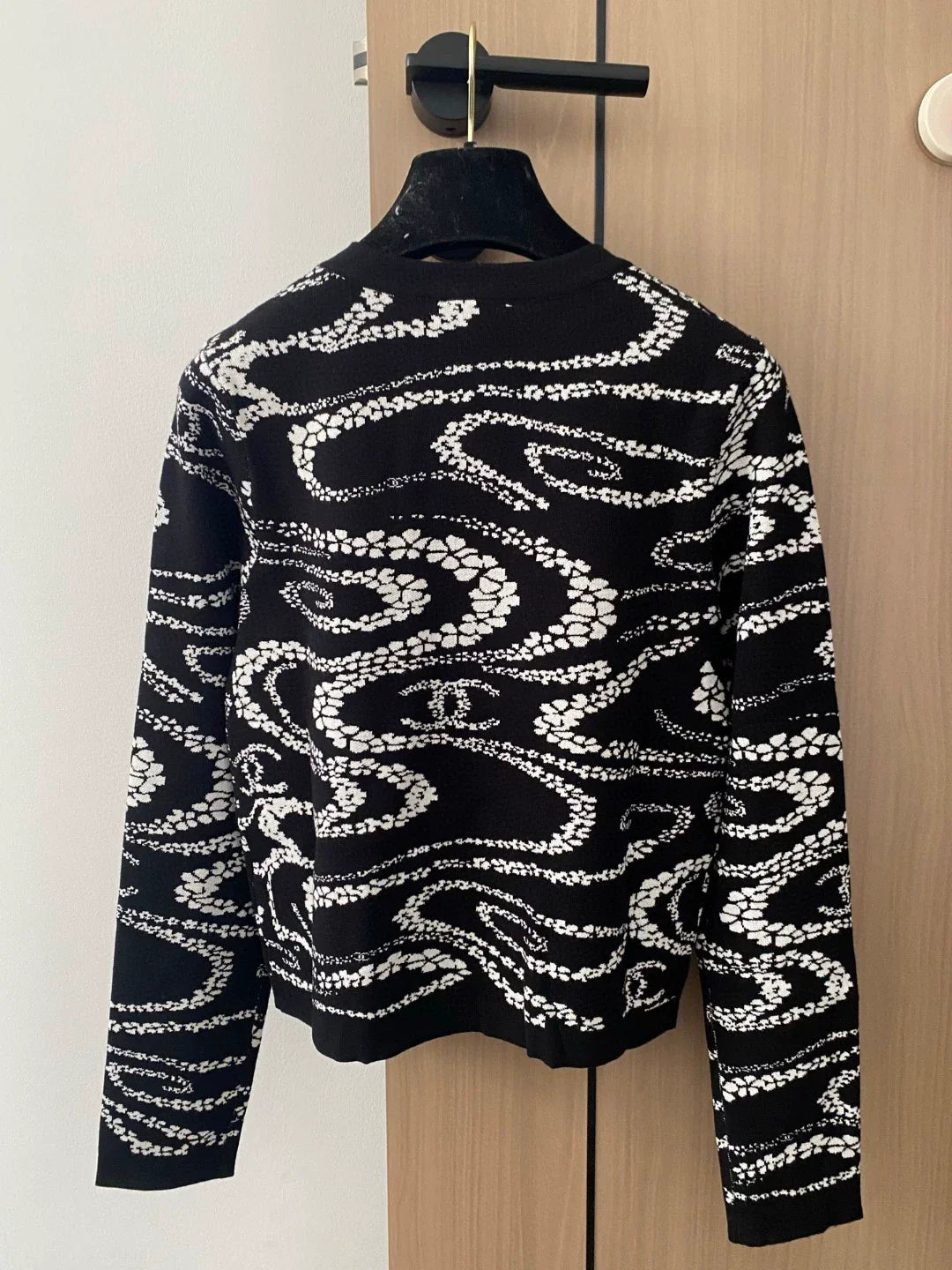 25 new petal pattern round neck knitted cardigan