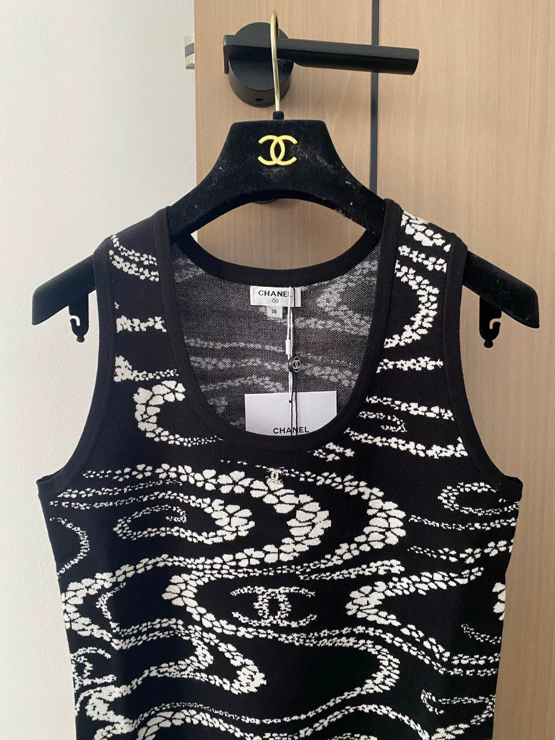 25 new petal pattern round neck sleeveless knitted vest