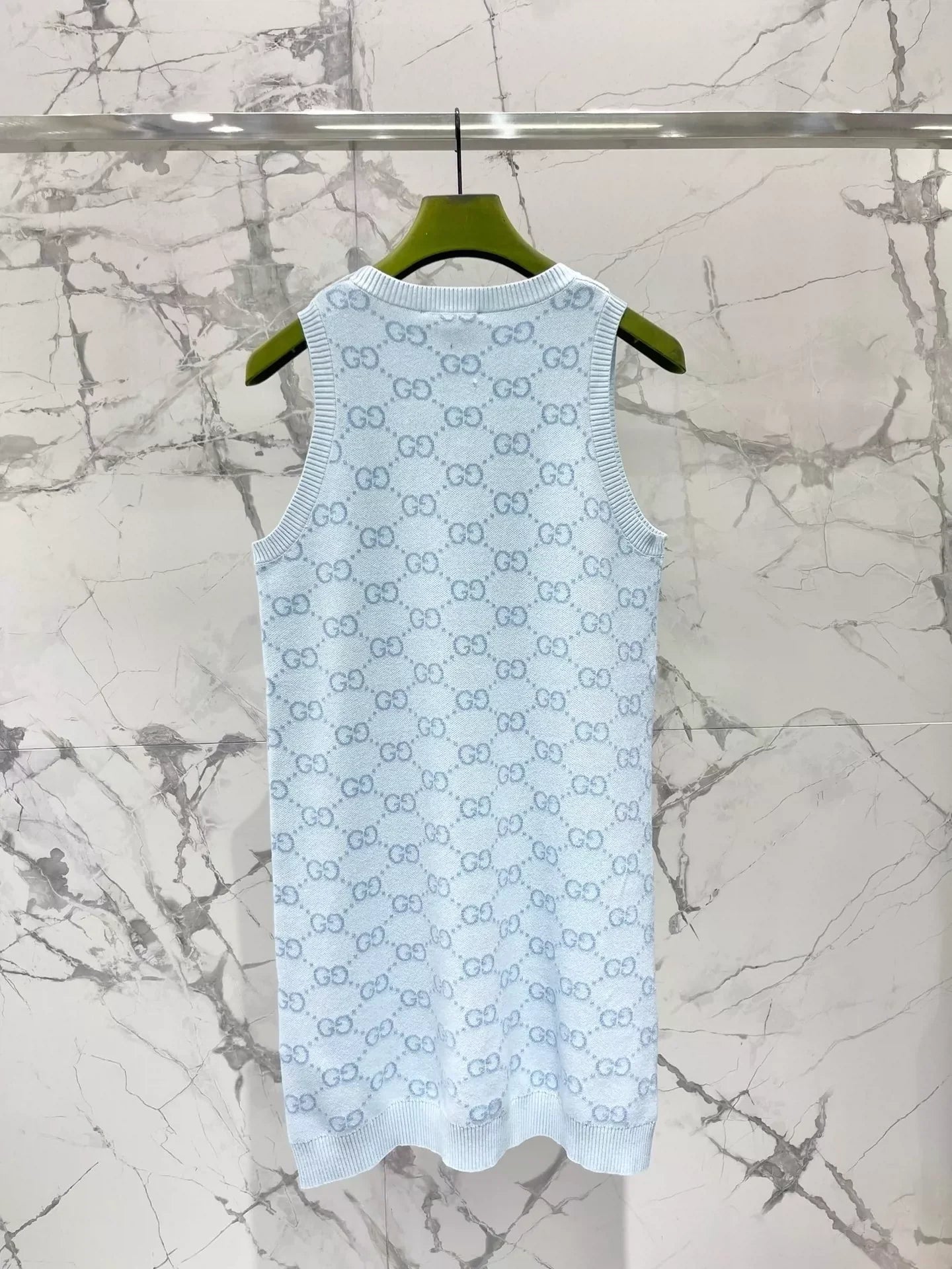 25 Sleeveless knit dress with dark pattern
