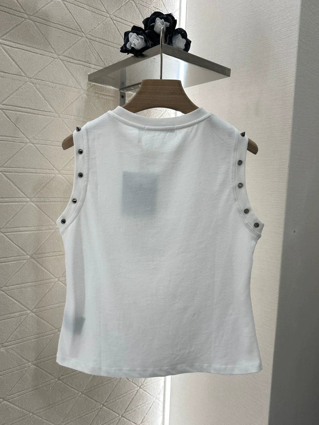 D 25 new riveted, distressed cotton undershirt(gray white)