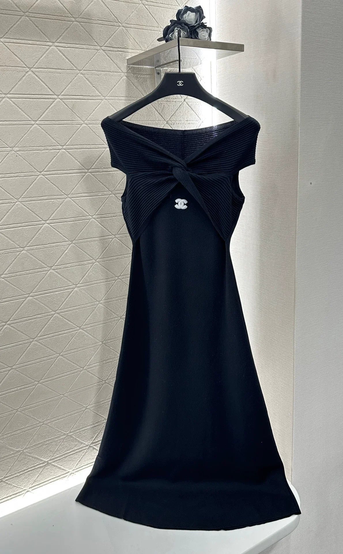 25 Off-the-shoulder knitted vest dress