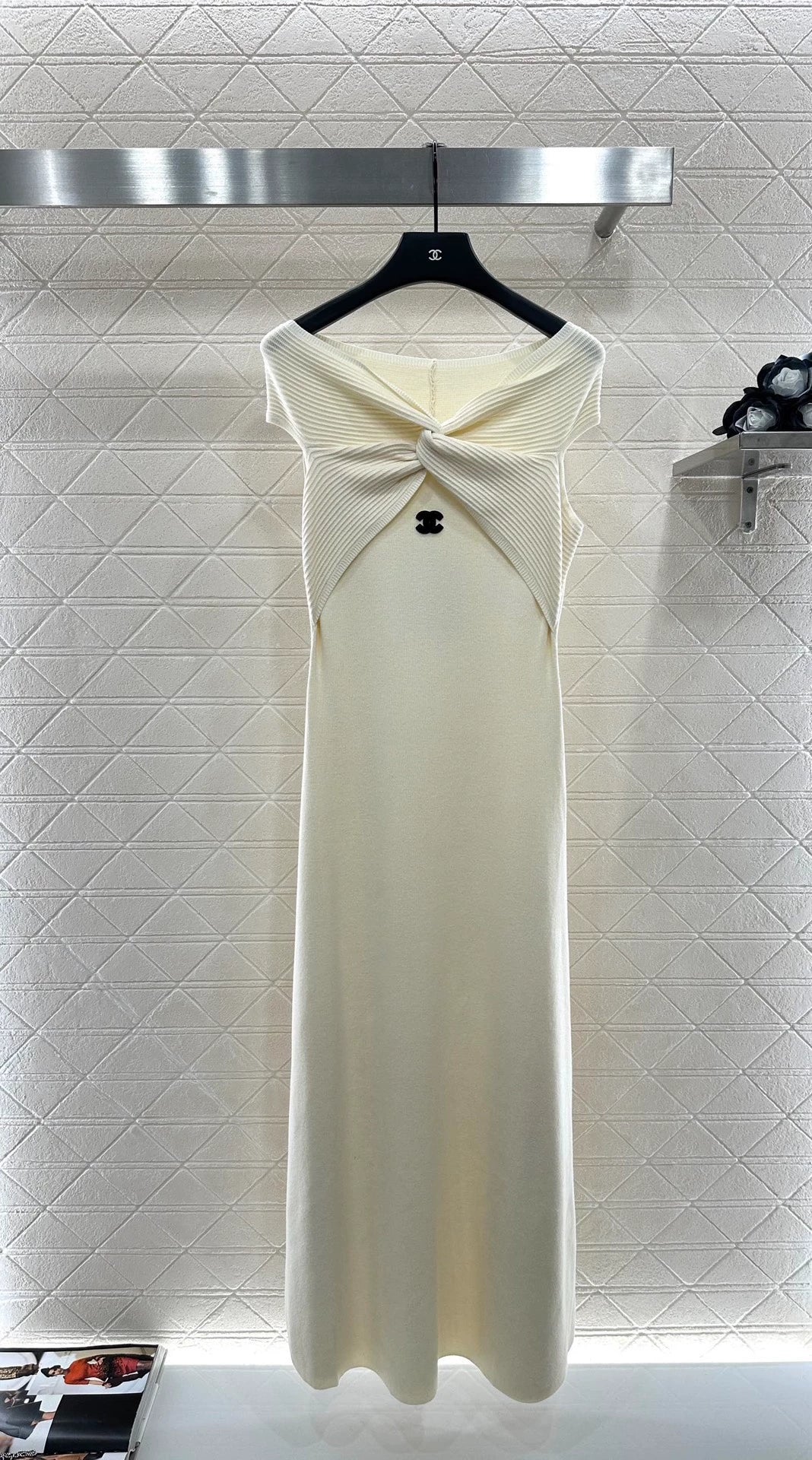 25 Off-the-shoulder knitted vest dress