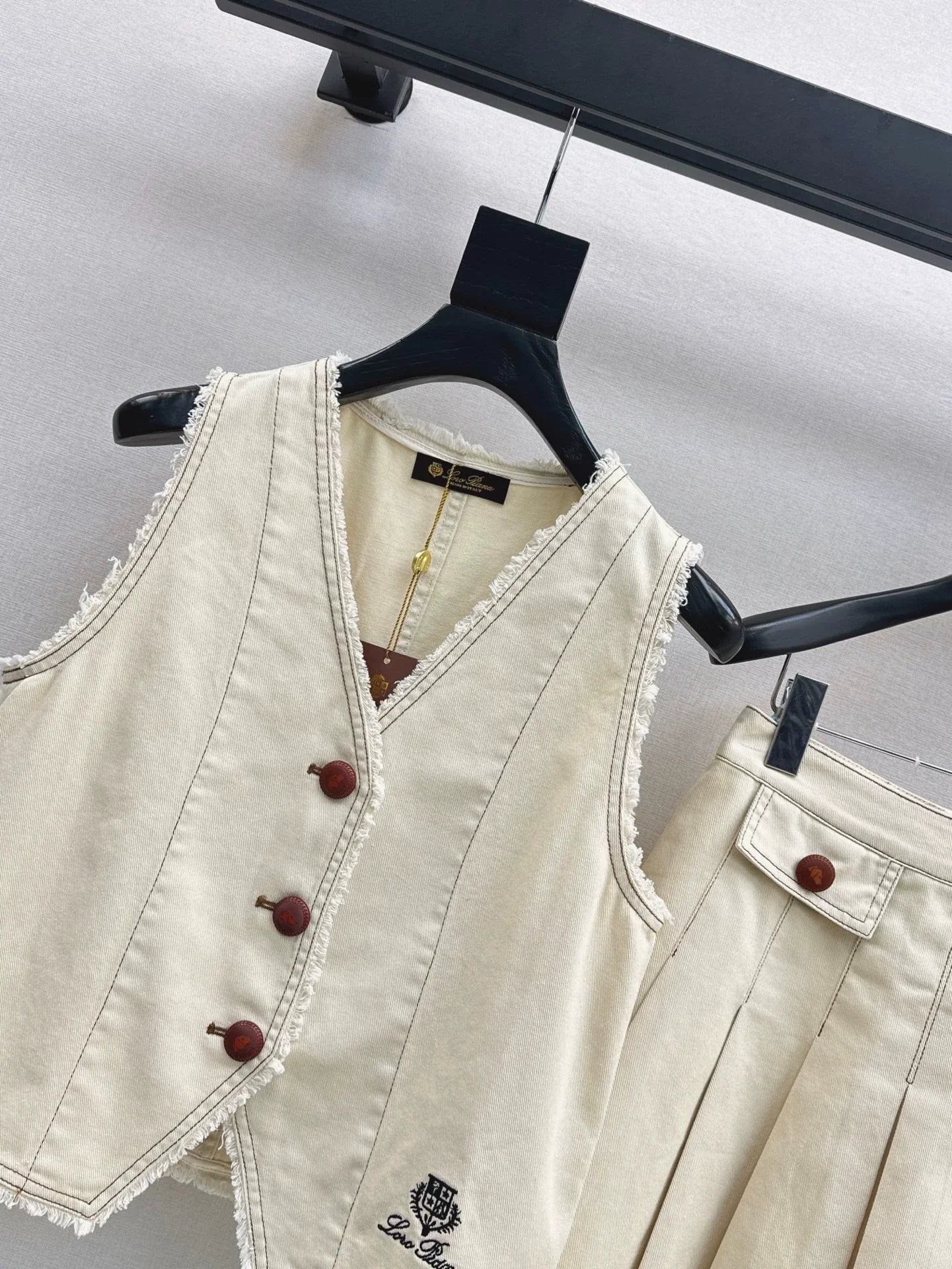 25 spring and summer new suit Sleeveless V-neck denim vest + age-reducing pressed pleated half skirt
