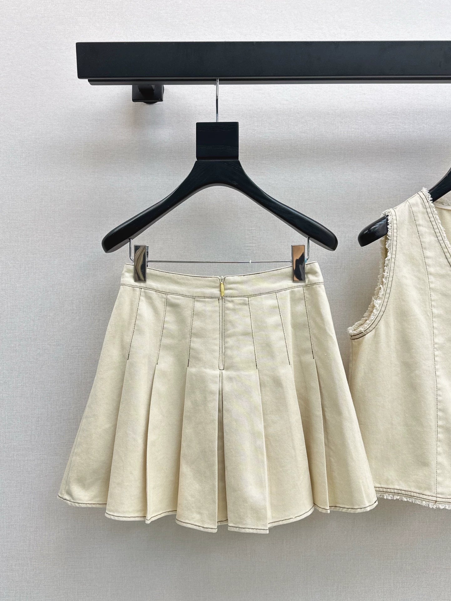 25 spring and summer new suit Sleeveless V-neck denim vest + age-reducing pressed pleated half skirt