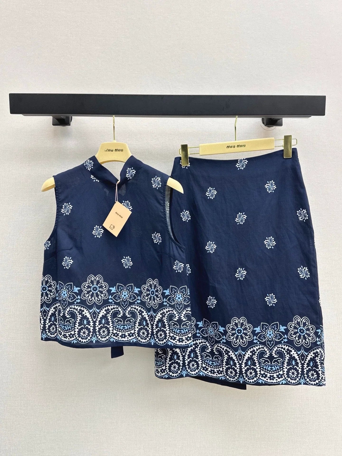 M 25 Spring/Summer Sleeveless Top + High Waisted Hip Half Skirt Set