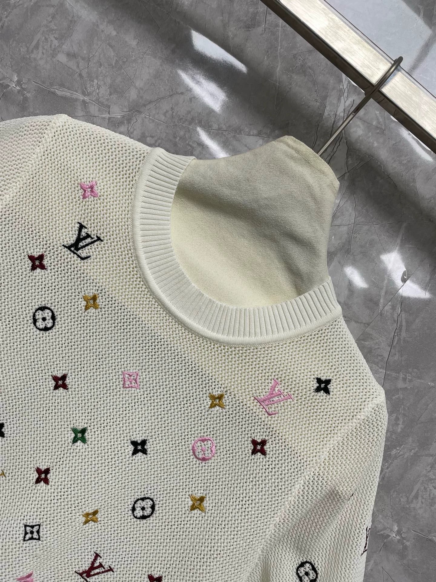 25 new colorful logo pattern embroidered short sleeves