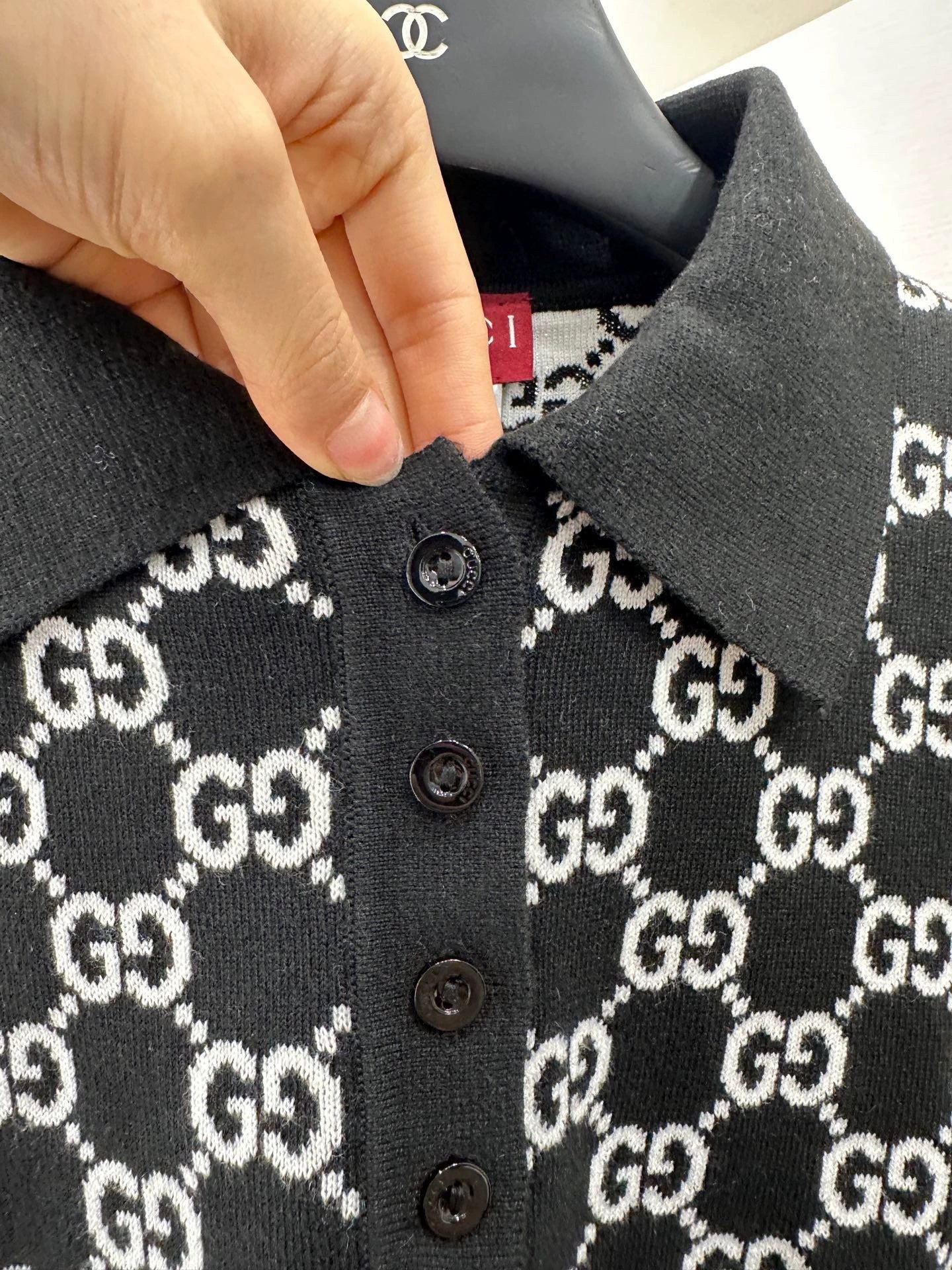 G 25 Reversible lapel jacquard knit short-sleeves.