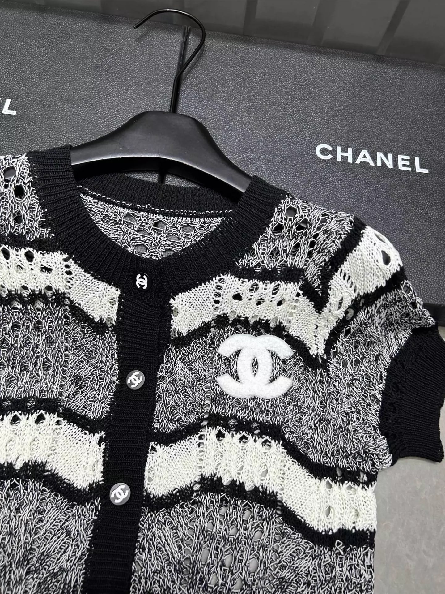 25 new black and white short-sleeved cardigan